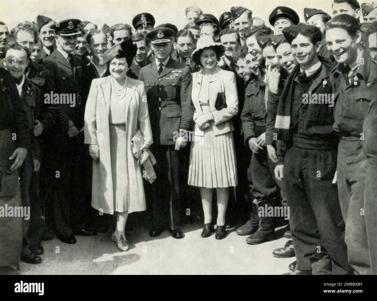 'In einer Bomberkommandostation', 5. Juli 1944 (1947). König George VI. Und Königin Elizabeth mit Tochter Prinzessin Elizabeth (zukünftige Königin Elizabeth II.) besuchen eine britische Bomberstation während des Zweiten Weltkriegs. Sie trafen Crews, die gerade von einem Angriff auf feindliche Flugbombenbasen in Frankreich zurückgekehrt waren. Von "Prinzessin Elizabeth: The Illustrated Story of 21 years in the Life of the Thron Presumptive" von Dermot Morrah. [Odhams Press Limited, London, 1947] Stockfoto