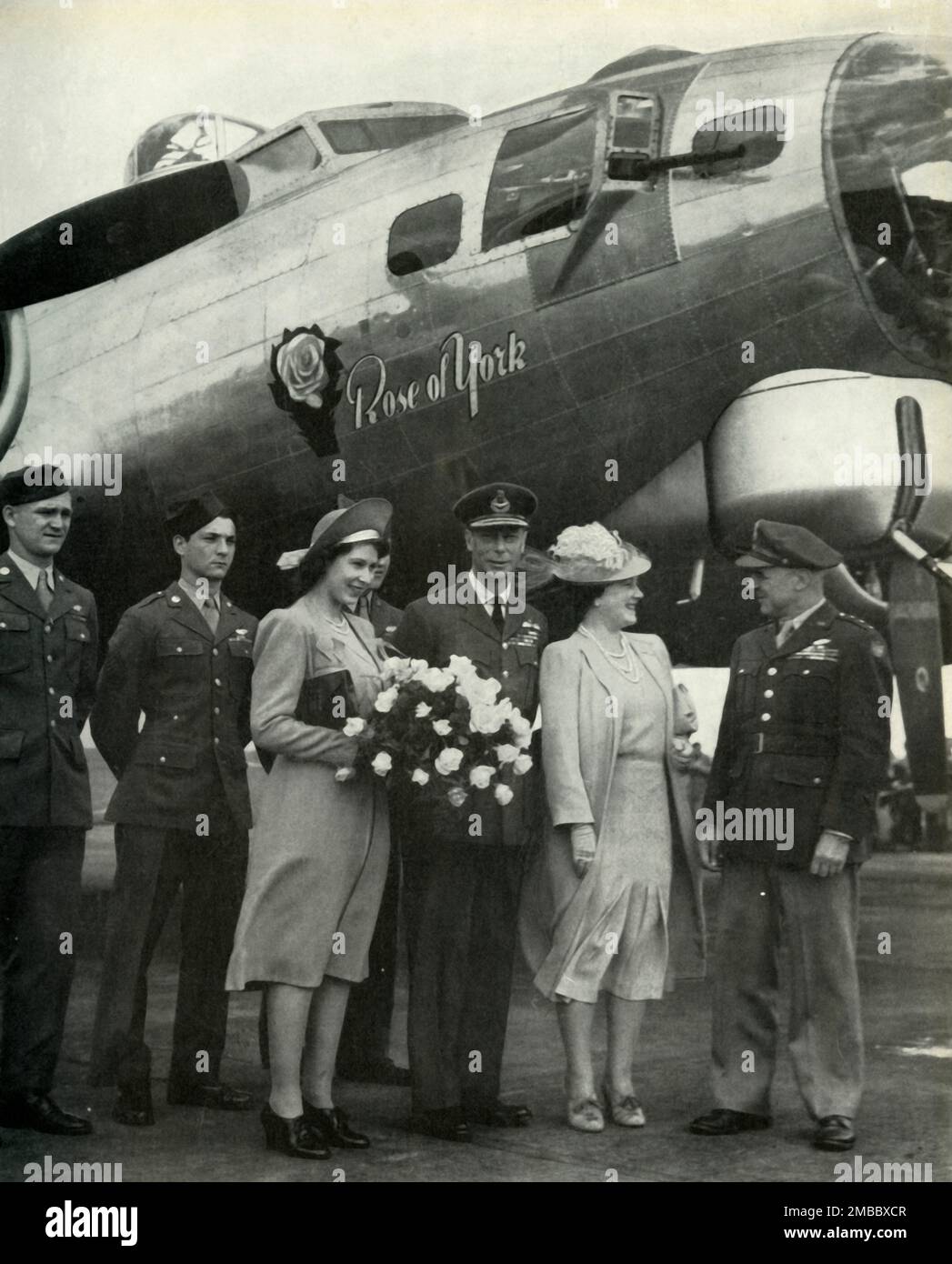 "Naming an American Bomber", 6. Juli 1944 (1947). König George VI. Und Königin Elizabeth mit Tochter Prinzessin Elizabeth (zukünftige Königin Elizabeth II.) auf einer Bombenstation der USAAF. Die Prinzessin taufte eine neue fliegende Festung, „Rose von York“, und erhielt einen Strauß weißer Rosen. Hier werden sie und ihre Eltern mit Lieutenant Doolittle, dem Kommandanten der 8. Luftwaffe, gesehen. Von "Prinzessin Elizabeth: The Illustrated Story of 21 years in the Life of the Thron Presumptive" von Dermot Morrah. [Odhams Press Limited, London, 1947] Stockfoto