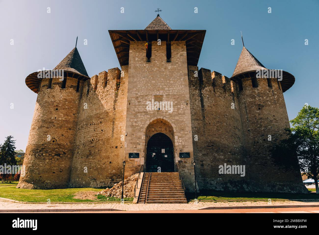 Der Eingang zur Festung Soroca aus der Republik Moldau an einem sonnigen Tag. Vorderansicht. Stockfoto