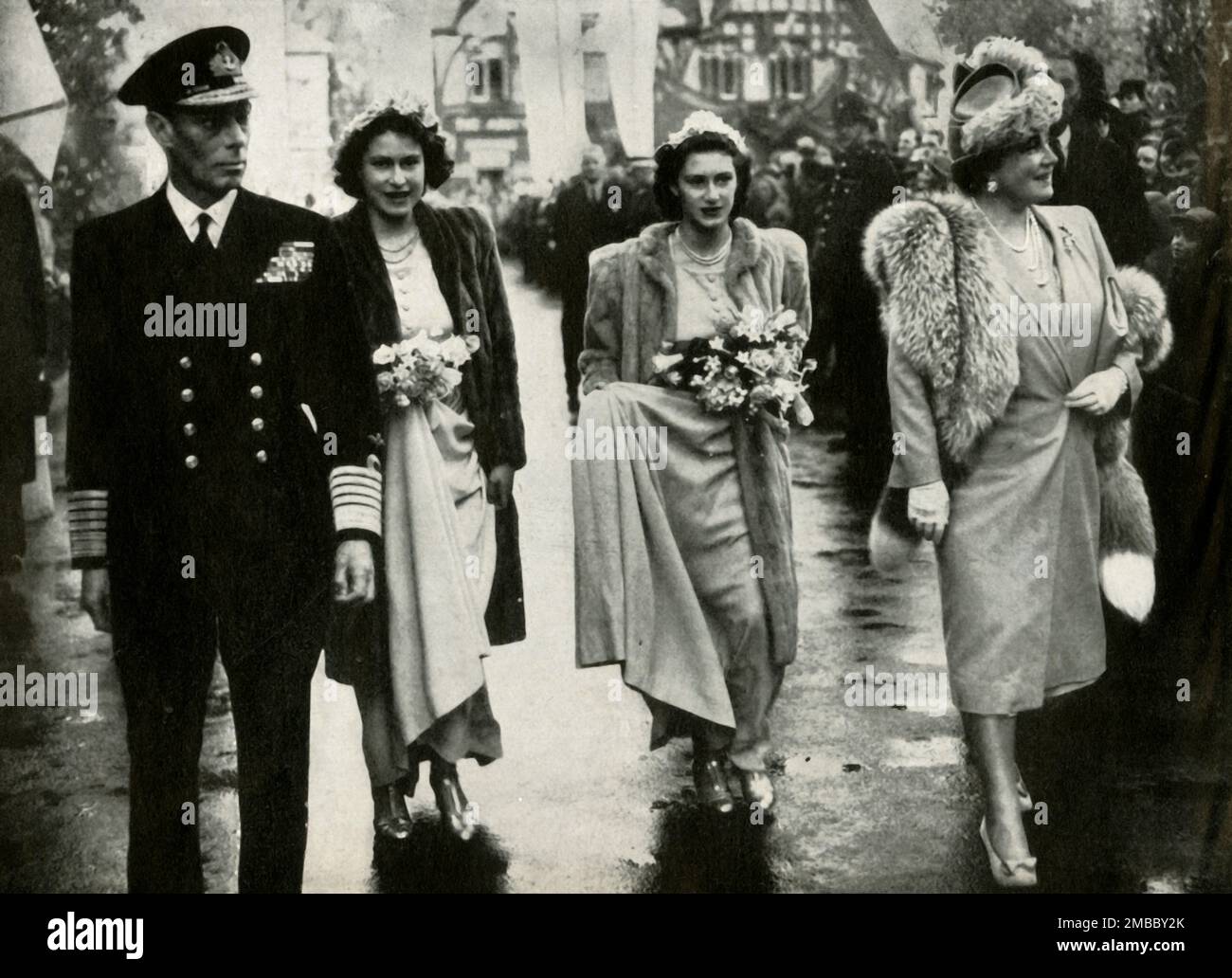 "Royal Bridesmaids", 26. Oktober 1946 (1947). König George VI. Und Königin Elizabeth mit den Töchtern Prinzessin Elizabeth (zukünftige Königin Elizabeth II.) und Prinzessin Margaret Rose auf der Hochzeit von Lady Patricia Mountbatten und Lord Brabourne in der Romsey Abbey. Von "Prinzessin Elizabeth: The Illustrated Story of 21 years in the Life of the Thron Presumptive" von Dermot Morrah. [Odhams Press Limited, London, 1947] Stockfoto