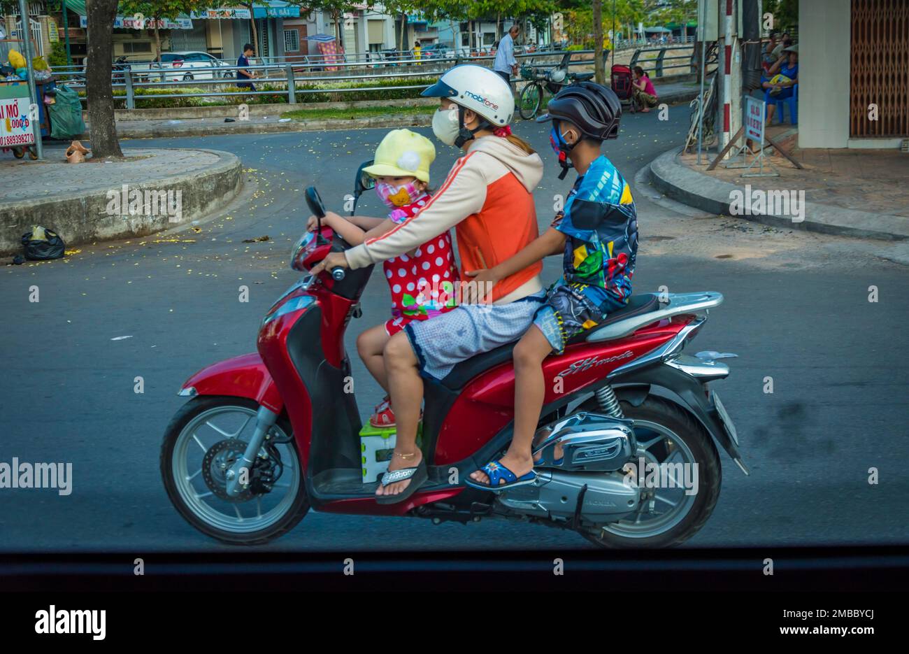 Vater mit zwei 2 Söhnen auf einem Moped in asien, vietnam. Stockfoto