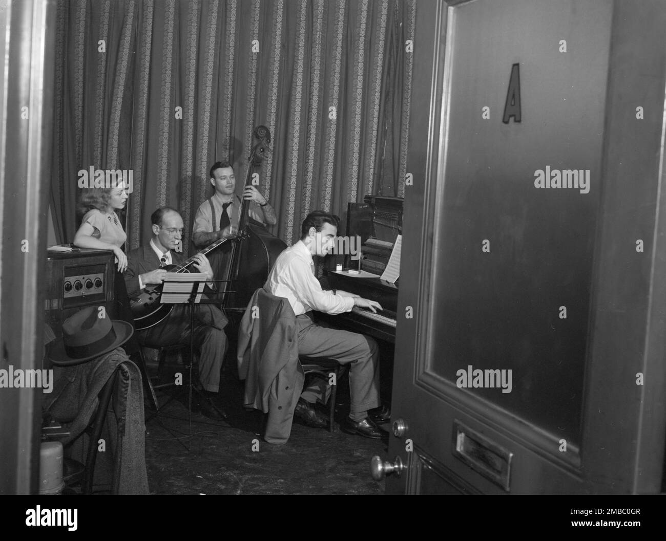 Porträt von Helen Carr, Sammy Herman, Joe Bianco und Donn Trenner, Nola's, New York, New York, Ca. Februar 1947. Stockfoto