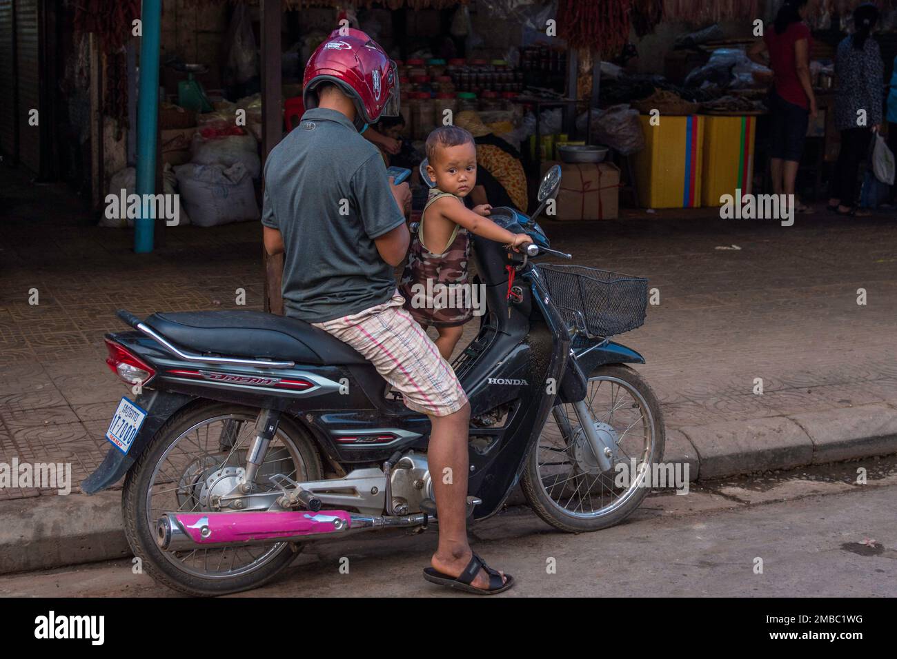 Vater und Sohn auf einem Moped in asien, vietnam. Stockfoto