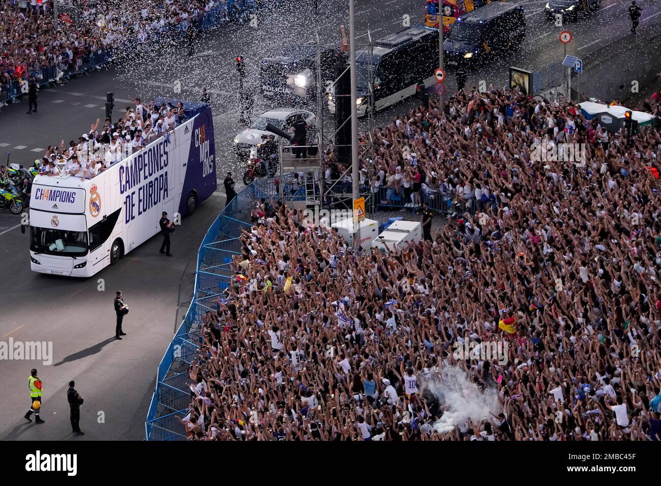 Real Madrid players on an open-top bus during the trophy parade in front of the City Hall in Madrid, Spain, Sunday, May 29, 2022. Real Madrid beat Liverpool 1-0 in the Champions League final in Paris. (AP Photo/Manu Fernandez) Stockfoto