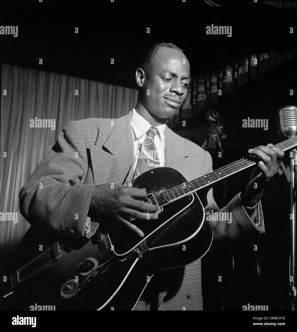 Porträt von Tiny Grimes, New York, New York, 1946. Stockfoto