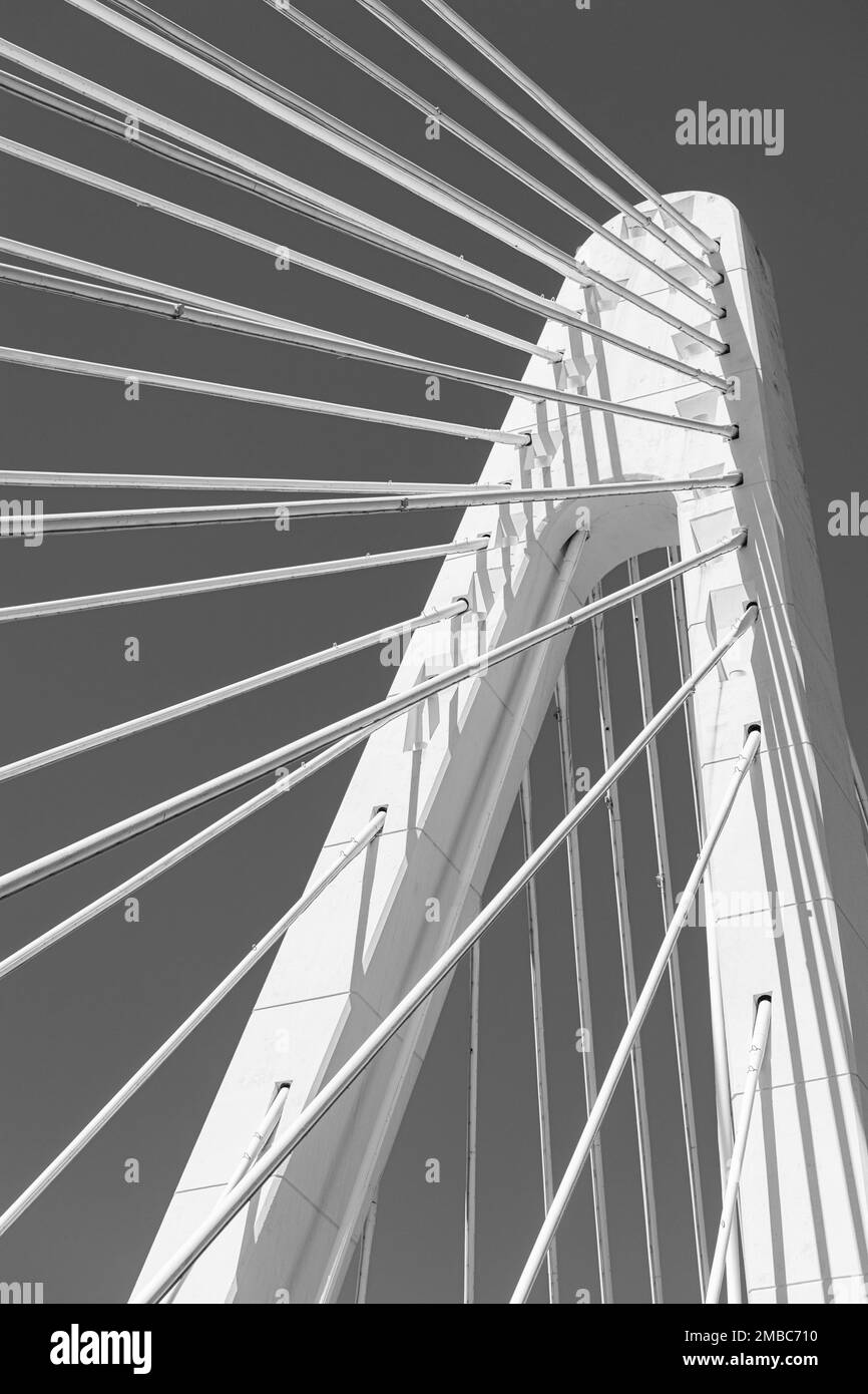 Ein abstraktes Bild der Metallkabel einer Hängebrücke schwarz-weiß Stockfoto