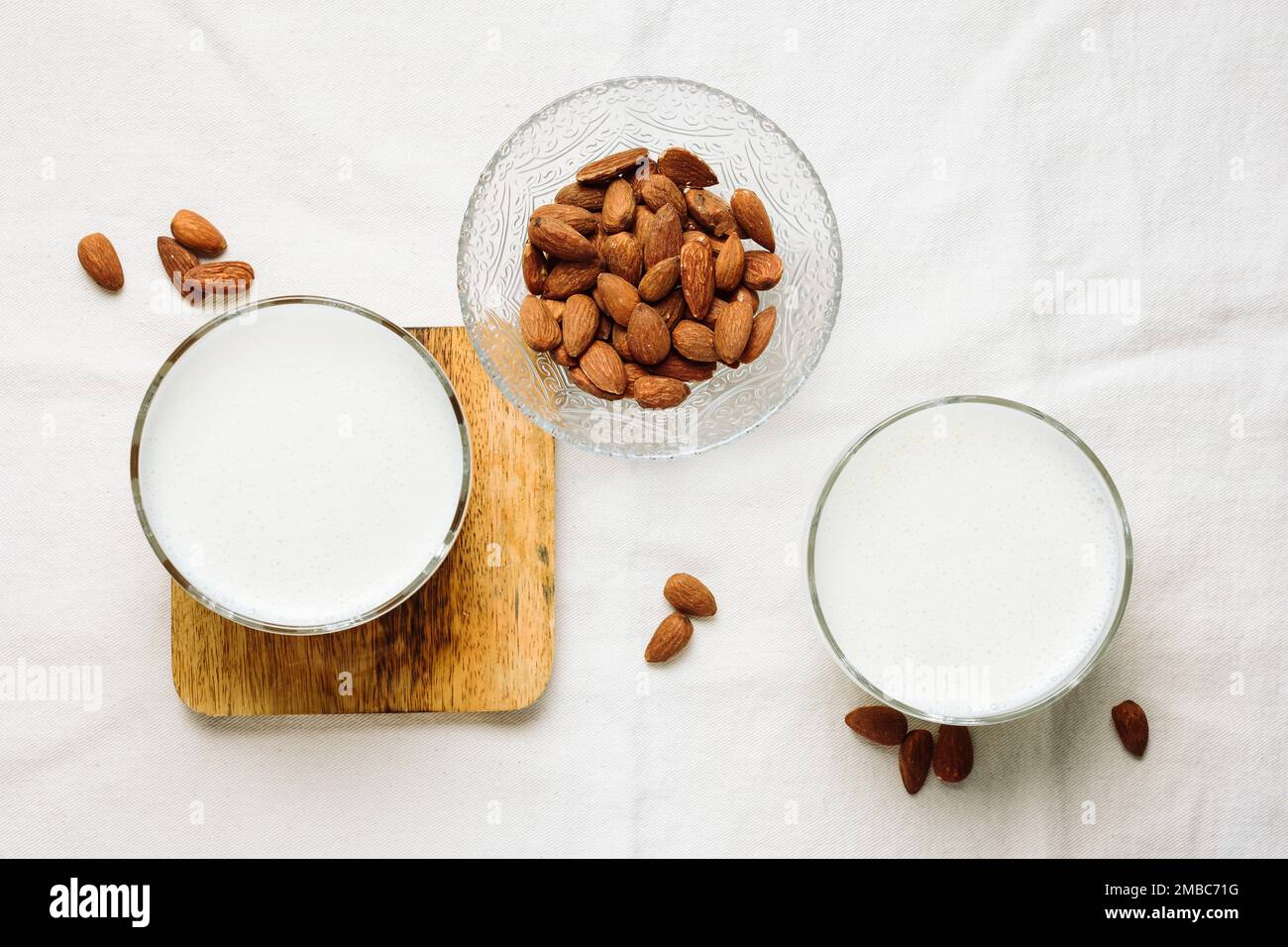 Zwei Gläser vegane Mandelmilch und Nüsse. Stockfoto