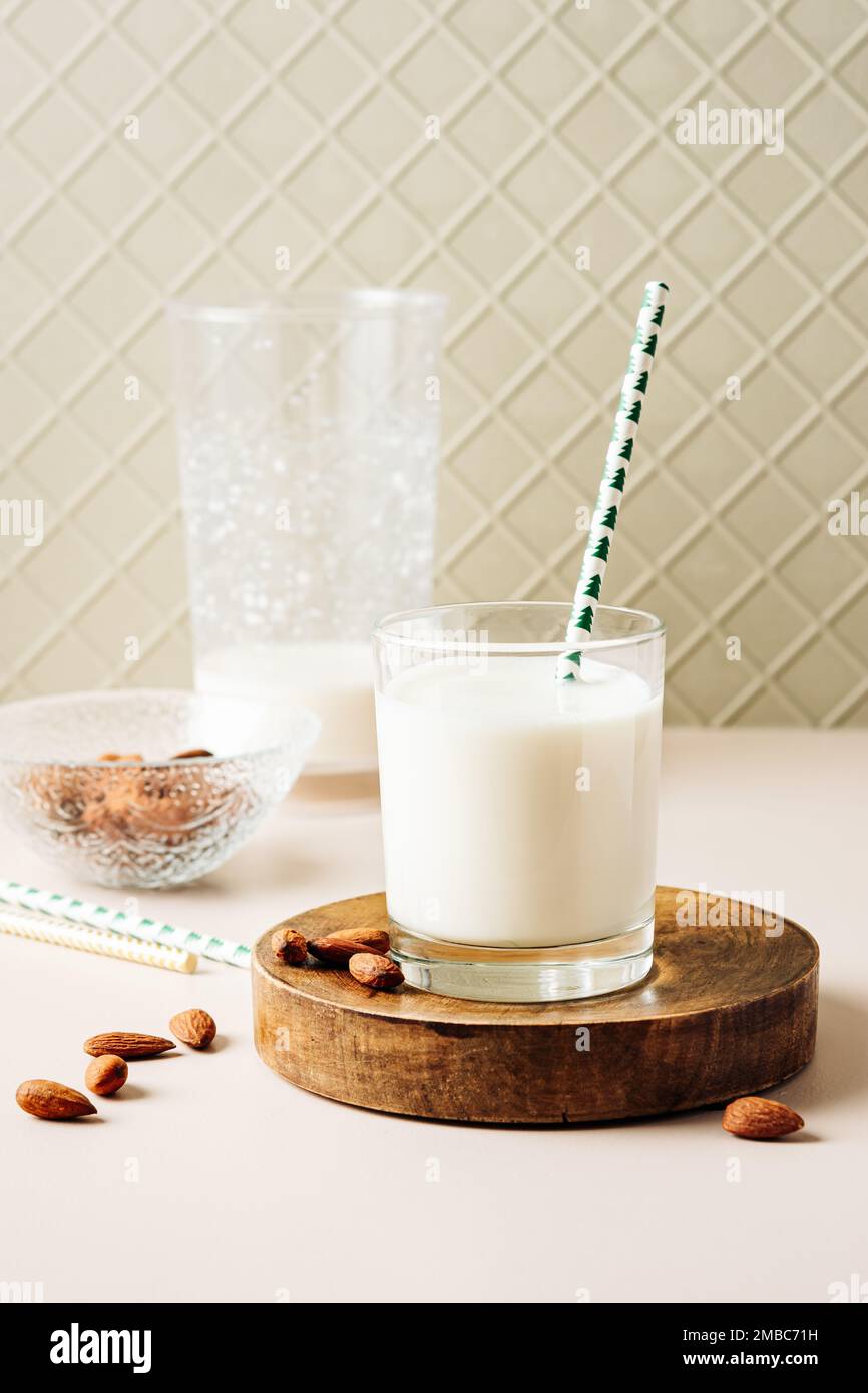 Mandelmilch in einem Glas mit Nüssen. Vegane Milch. Stockfoto