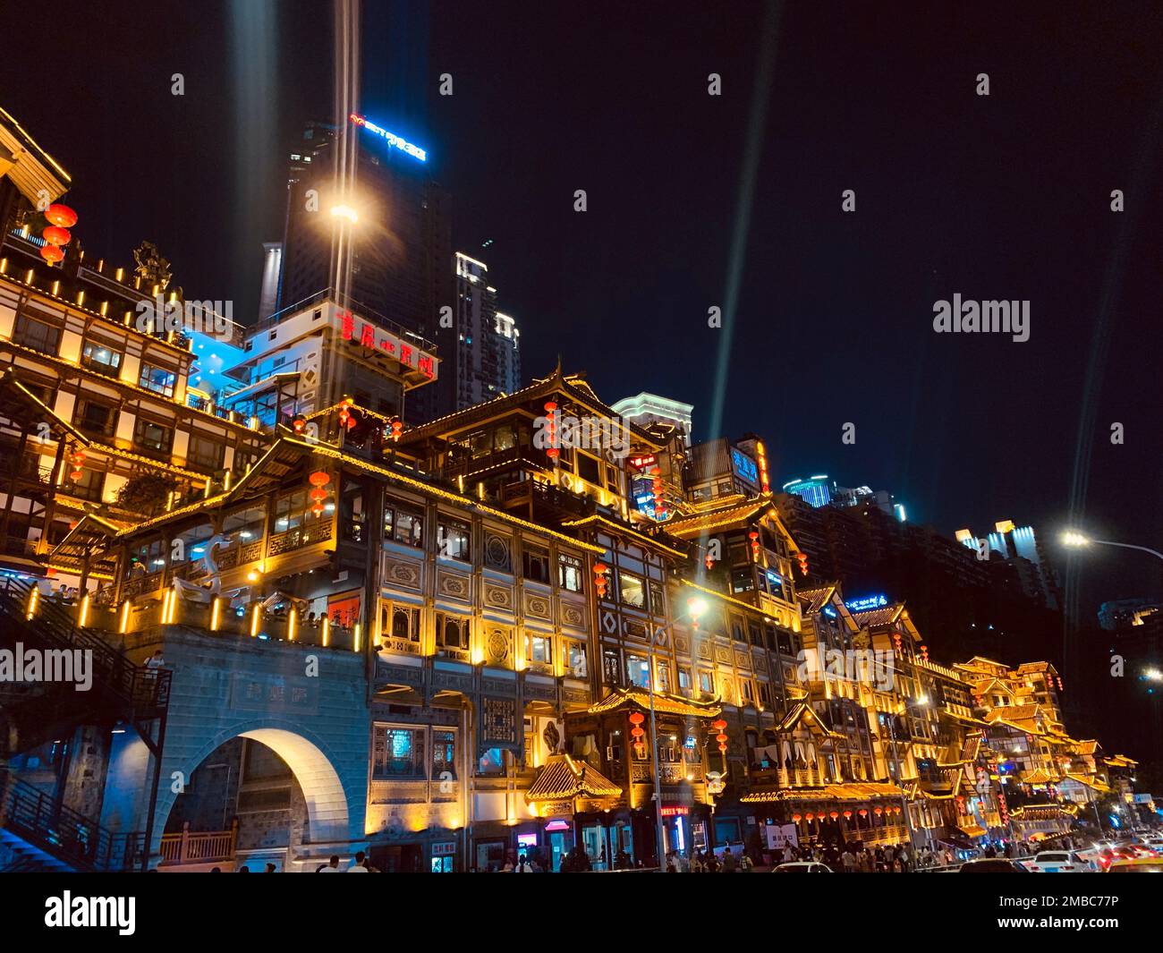 Chongqing Hongyadong, Nordwesttor bei Nacht, Nationalpark in Chongqing, China Stockfoto