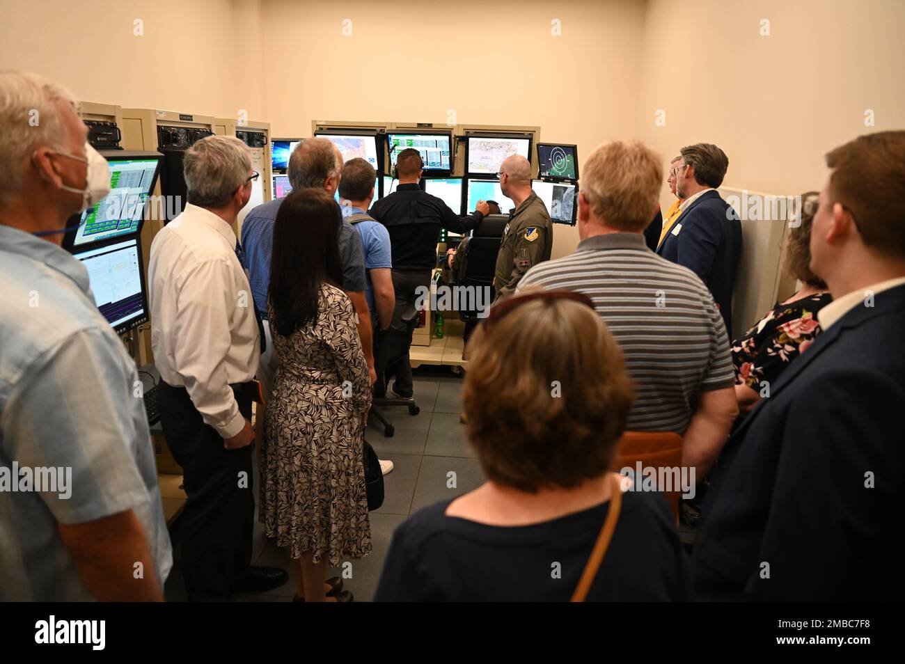 Mitglieder des örtlichen Klerus erhalten eine Tour zum 174. Angriffsflügel im Juni. 4, 2021, auf Hancock Field Air National Guard Base, New York. 70 lokale Geistliche nahmen an der Veranstaltung Teil, um ihnen zu zeigen, was wir tun, und ihnen für ihre Unterstützung für unsere Mitglieder zu danken. Stockfoto