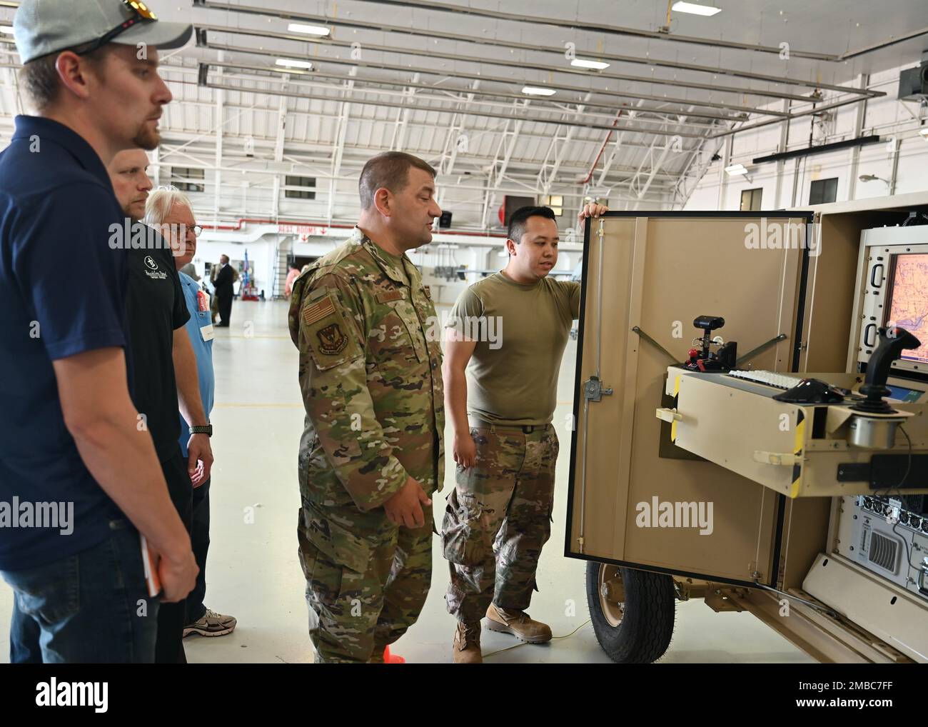 Senior Master Sgt. Lyle Sharkey, ein Mitglied der 174. Attack Wing Maintenance Group der New York Air National Guard, spricht über das ferngesteuerte Flugzeug des MQ-9 Reaper an lokale Geistliche und die Rolle, die sein Element bei der Wartung des Flugzeugs am 14. Juni 2022 spielt. Das war Teil des Klerus-Tages, der auf der Basis stattfand. Der Zweck der Veranstaltung war es, der Klerus-Gemeinschaft zu zeigen, was wir tun, und ihnen für ihre Unterstützung für unsere Mitglieder zu danken. Stockfoto