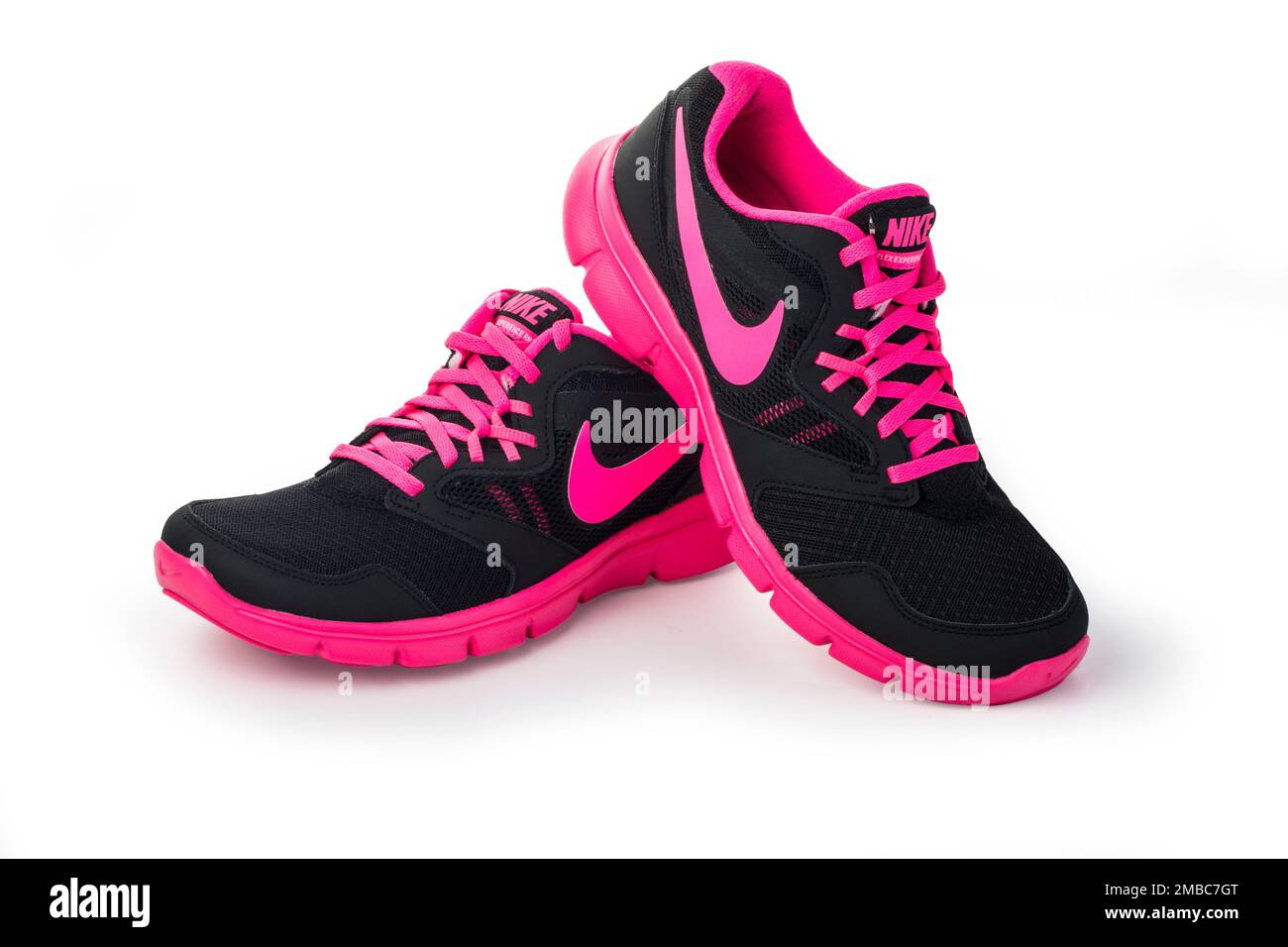 Chisinau, Moldau- 27. Mai 2015: Nike Lady's - Damen Laufschuhe - Sneaker - Sportschuhe in Grau und Pink mit Nike Swoosh Logo und Sohle - Stockfoto