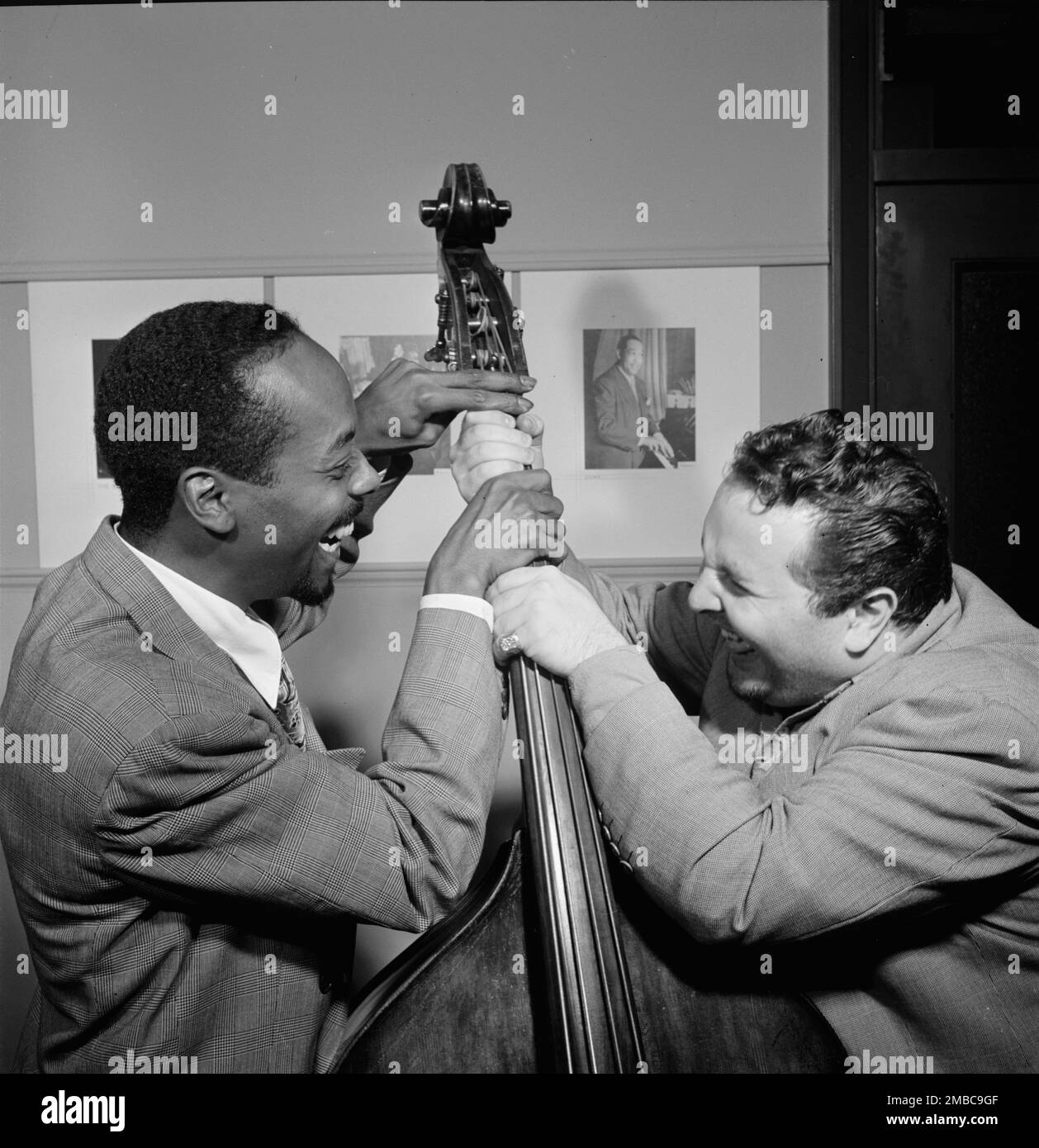 Porträt von Chubby Jackson und John Simmons, William P. Gottlieb's Büro, New York, New York, New York, Ca. Juli 1947. Stockfoto