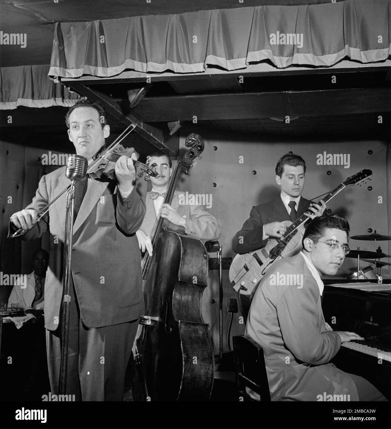 Porträt von Sam Hall Kaplan, Frenchy Cauette, Chuck Wayne und Deryk Sampson, Three Deuces, New York, New York, Ca. Juni 1947. Stockfoto