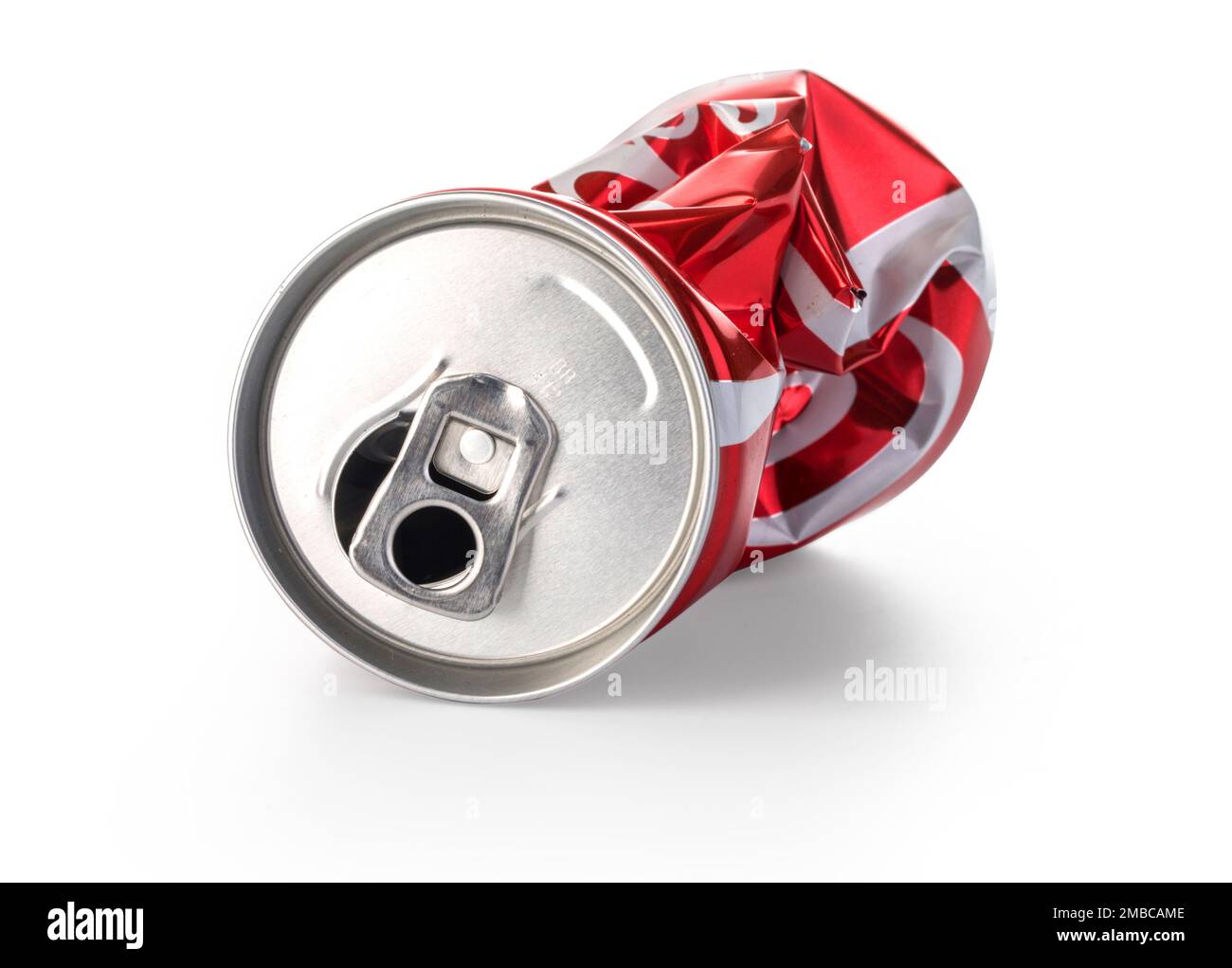 Chisinau, Moldawien - 26. August 2016: Zerknitterte Coca-Cola-Dosen. Coca-Cola-Getränke werden von der amerikanischen Coca-Cola Company hergestellt Stockfoto