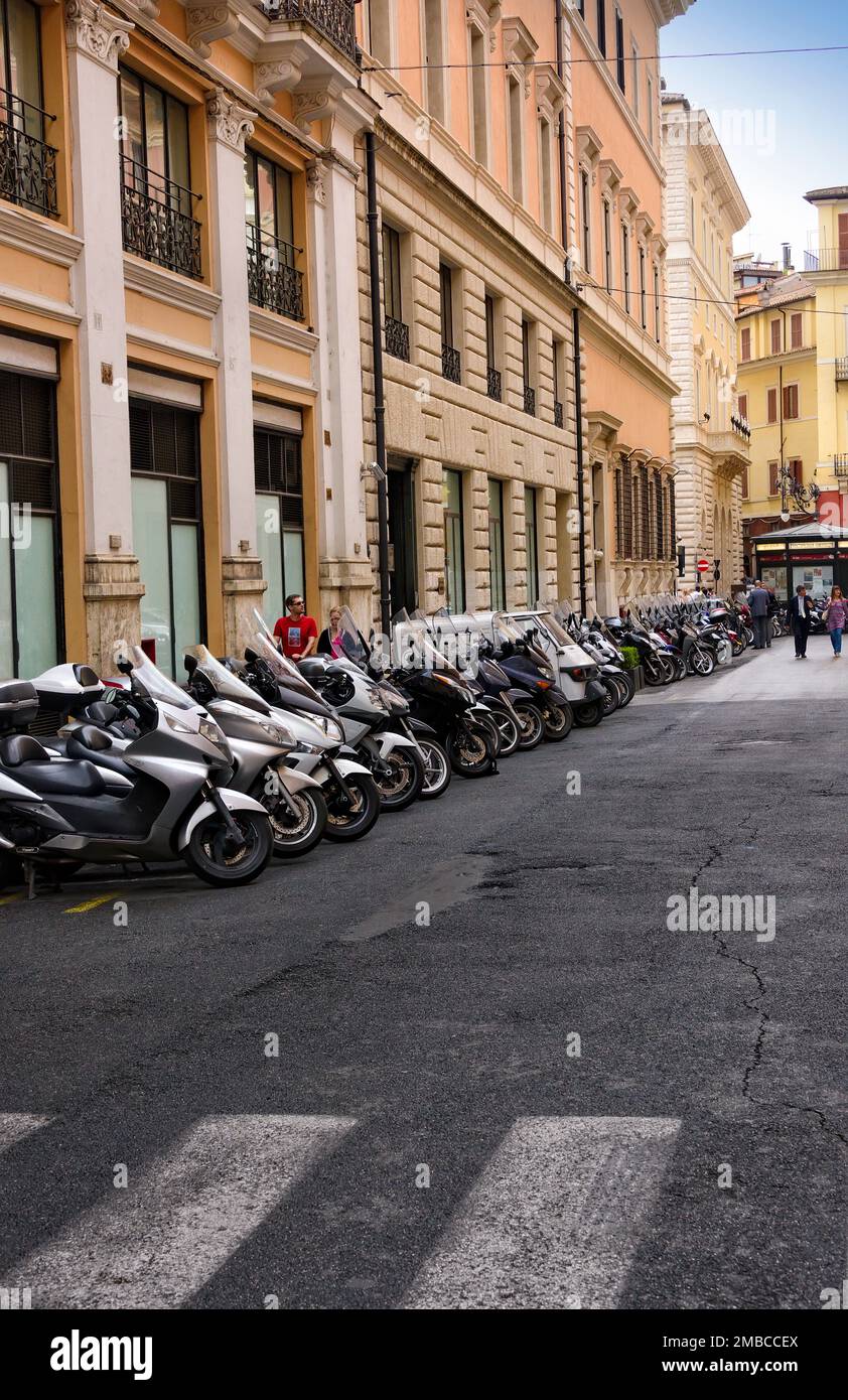 Rom, Italien - 10. Juni 2016: Zahlreiche Motorroller stehen auf einer kleinen Straße in Rom, Italien, in Schlange Stockfoto