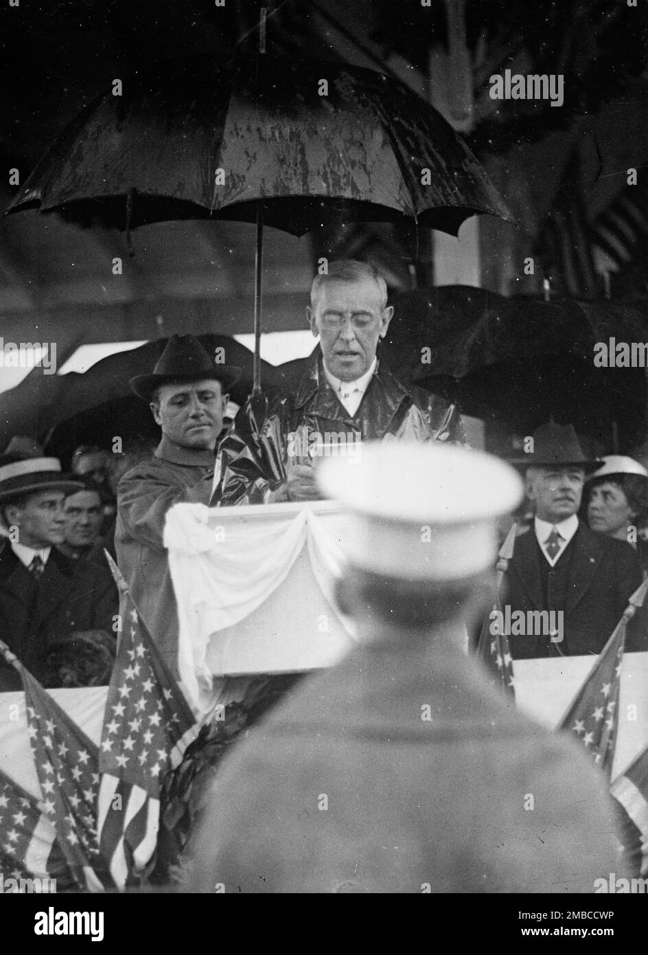 Flaggentag - Woodrow Wilson hält bei Regen eine Rede. Lansing 2. von rechts, 1917. Stockfoto