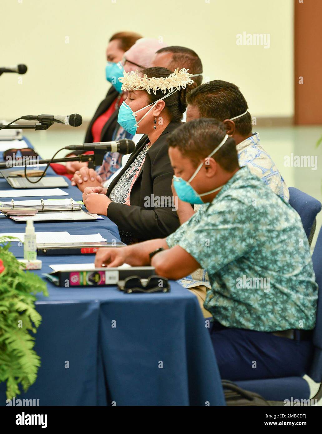 Kitlang Kabua, Minister für Auswärtige Angelegenheiten und Handel der Republik Marshallinseln, sowie Chefunterhändler der Delegation, Zentrum und Mitglieder des RMI-Teams sprechen vor der US-Delegation während der Diskussionen über den Compact of Free Association im Kwajalein High School Davye Davis Mehrzweckraum auf U.S. Army Garrison-Kwajalein-Atoll, Dienstag, 14. Juni 2022. Stockfoto
