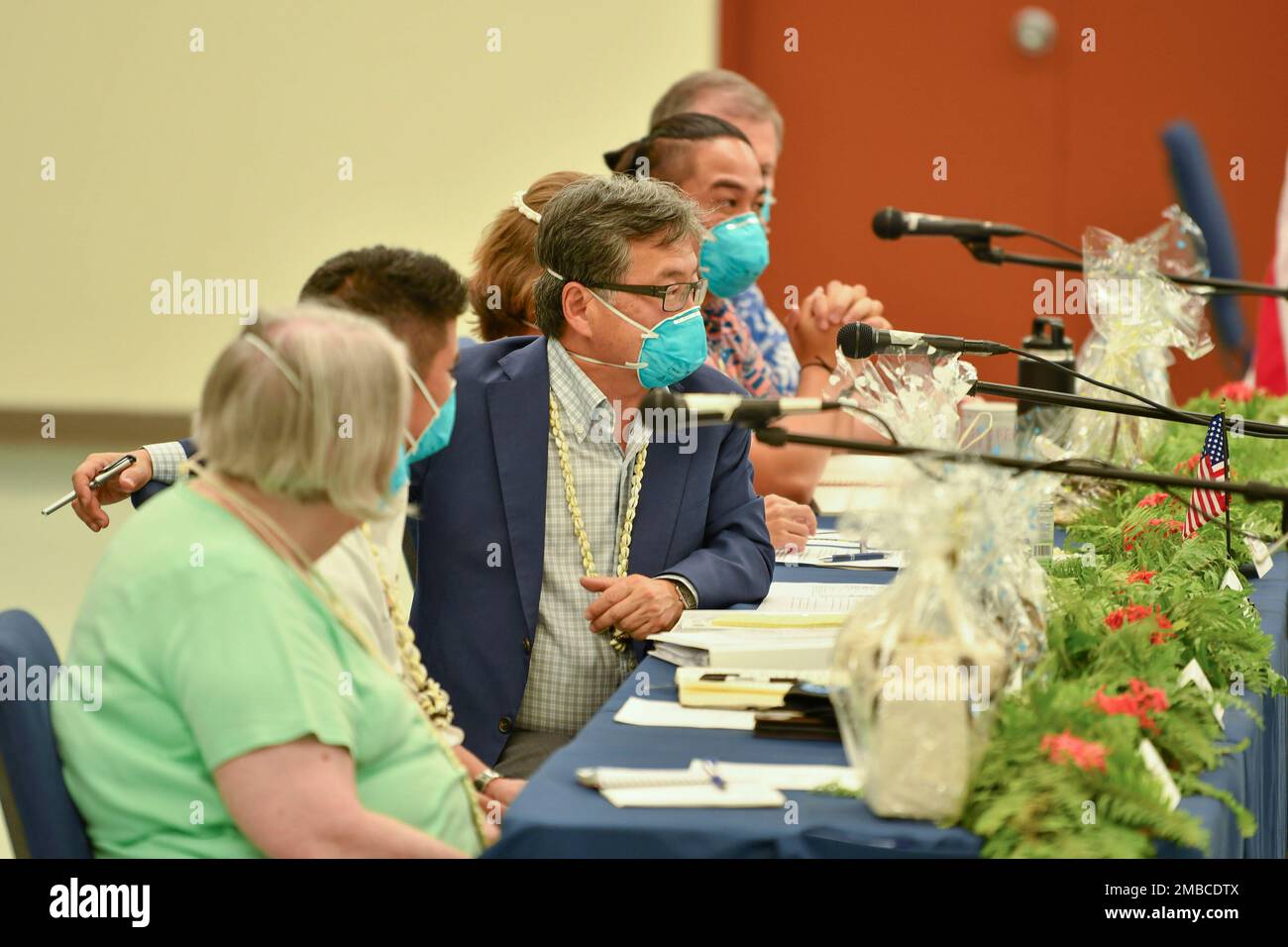USA Sondergesandter des Präsidenten für Kompaktverhandlungen Botschafter Joseph Yun, Center, stellt Mitglieder des US-Teams während der ersten Gesprächsrunde für den Compact of Free Association on U.S. vor Army Garrison-Kwajalein-Atoll, Dienstag, 14. Juni 2022. Stockfoto