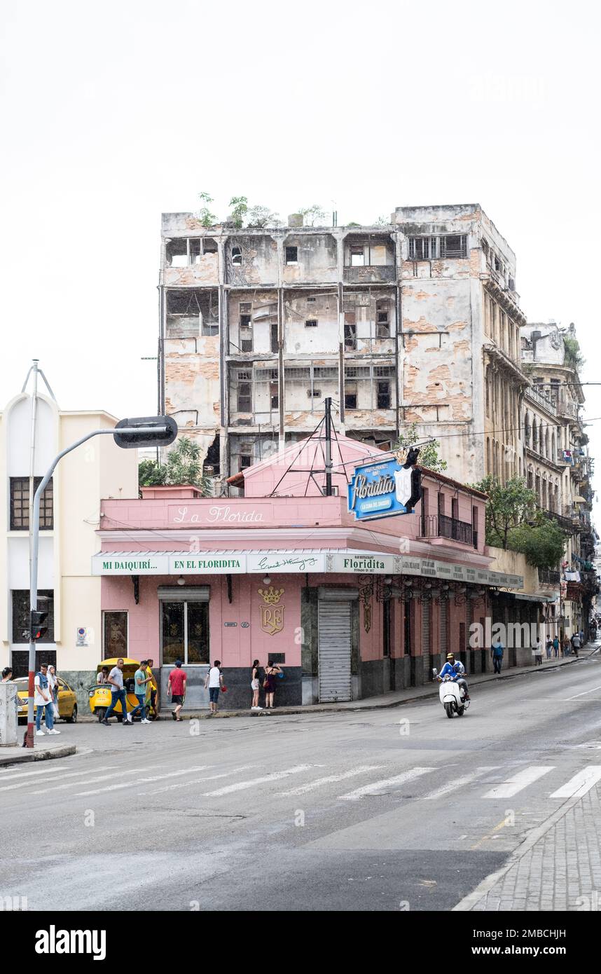 El Floridita, Havanna, Kuba mit verfallenen Gebäuden dahinter Stockfoto