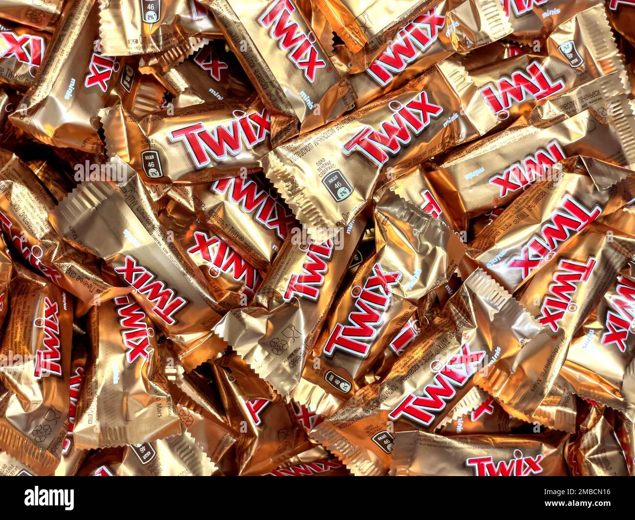 Anapa, Russische Föderation - 07. Dezember 2022: Twix-Wrapper auf weiß ...