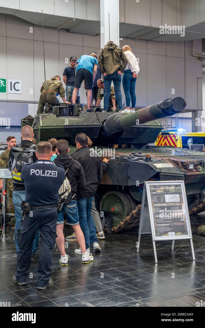 Leopard 2A7V Hauptkampfpanzer, Informationsstand der Bundeswehr, Interschutz 2022 Messe in Hannover, weltweit größte Messe für Feuerwehr, Stockfoto