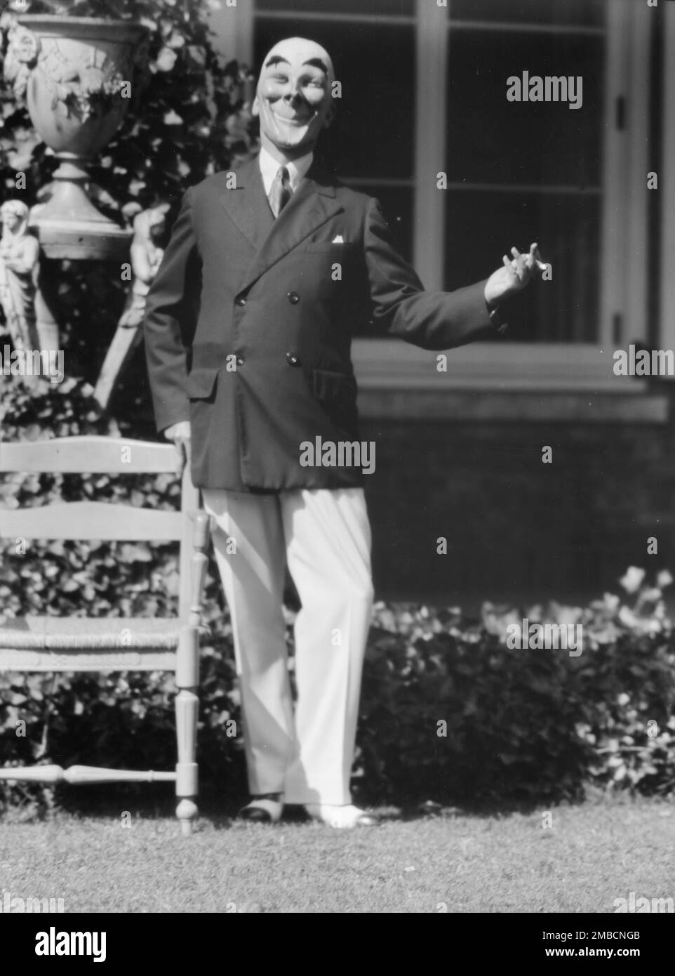 Eine Person, die eine Maske von W.T. trägt Benda, 1925. September 20. Stockfoto