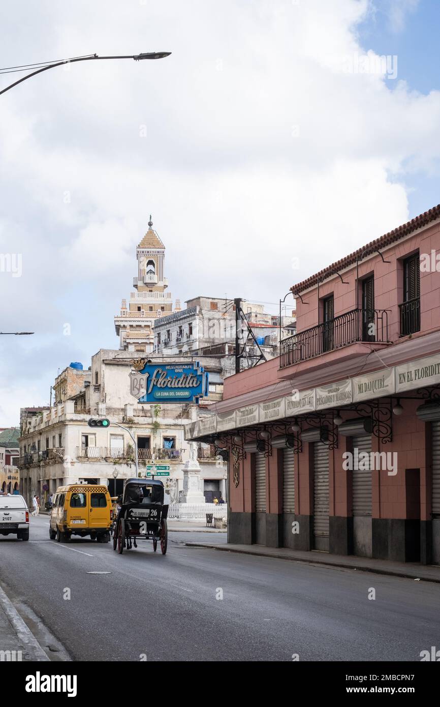 El Floridita, Havanna, Kuba, mit dem Bacardi-Gebäude (Edificio Bacardí) im Hintergrund. Stockfoto