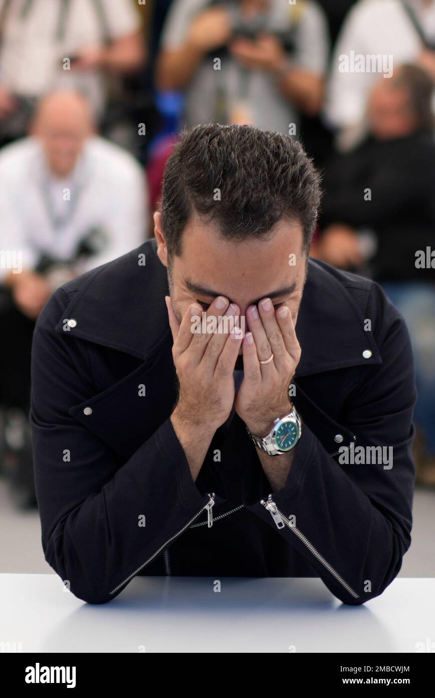 Navid Mohammadzadeh poses for photographers at the photo call for the film 'Leila's Brothers' at the 75th international film festival, Cannes, southern France, Thursday, May 26, 2022. (AP Photo/Daniel Cole) Stockfoto
