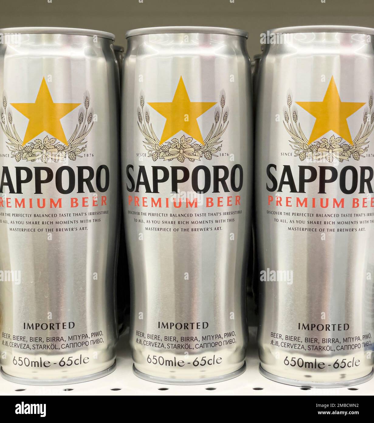 Anapa, Russland, 03. August 2022: Dosen Sapporo-Bier in den Regalen des MAGNIT-Supermarkts, Russland Stockfoto