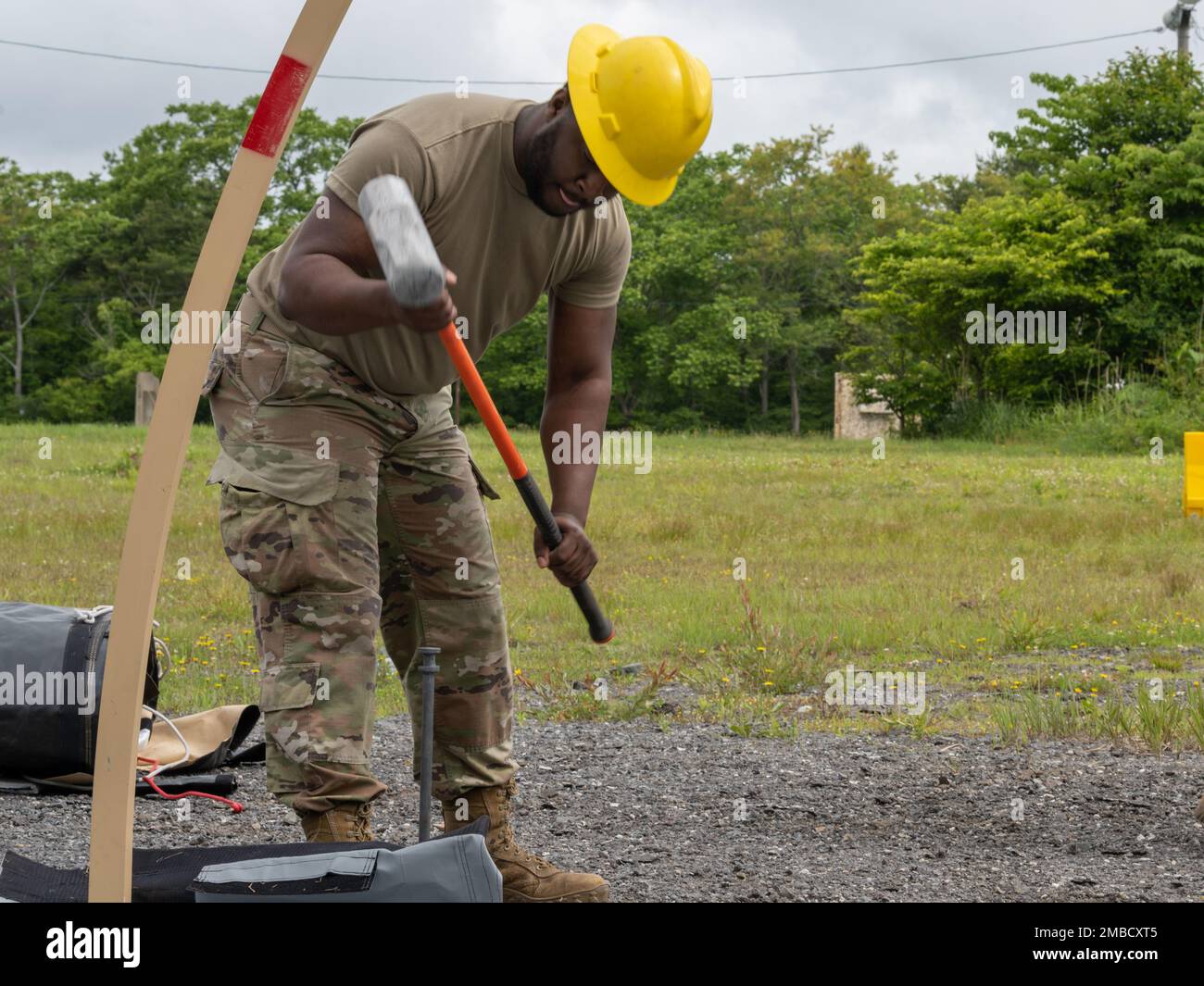 USA Airman 1. Class Kyrin Brown, 35. Civil Engineer Squadron Wasser- und Treibstoffsystem Wartung, setzt ein Disaster Relief Beddown System (DRBS) Zelt ab während der jährlichen Prime Base Engineer Emergency Force Training am Misawa Luftwaffenstützpunkt, Japan, 14. Juni 2022. Das DRBS ist ein eigenständiges, ausfahrbares Set mit Schlafzimmern, Latrinen, Duschen, Wäscherei, Zelten, Wasseraufbereitungskits und andere grundlegende Hilfsmittel. Stockfoto