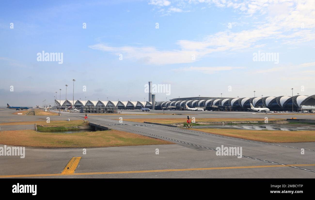 Blick auf den internationalen Flughafen Suvarnabhumi, Gebäude und Rollbahn, Pfad für den Transfer des führenden Flugzeugs zum und vom Flugsteig. Stockfoto