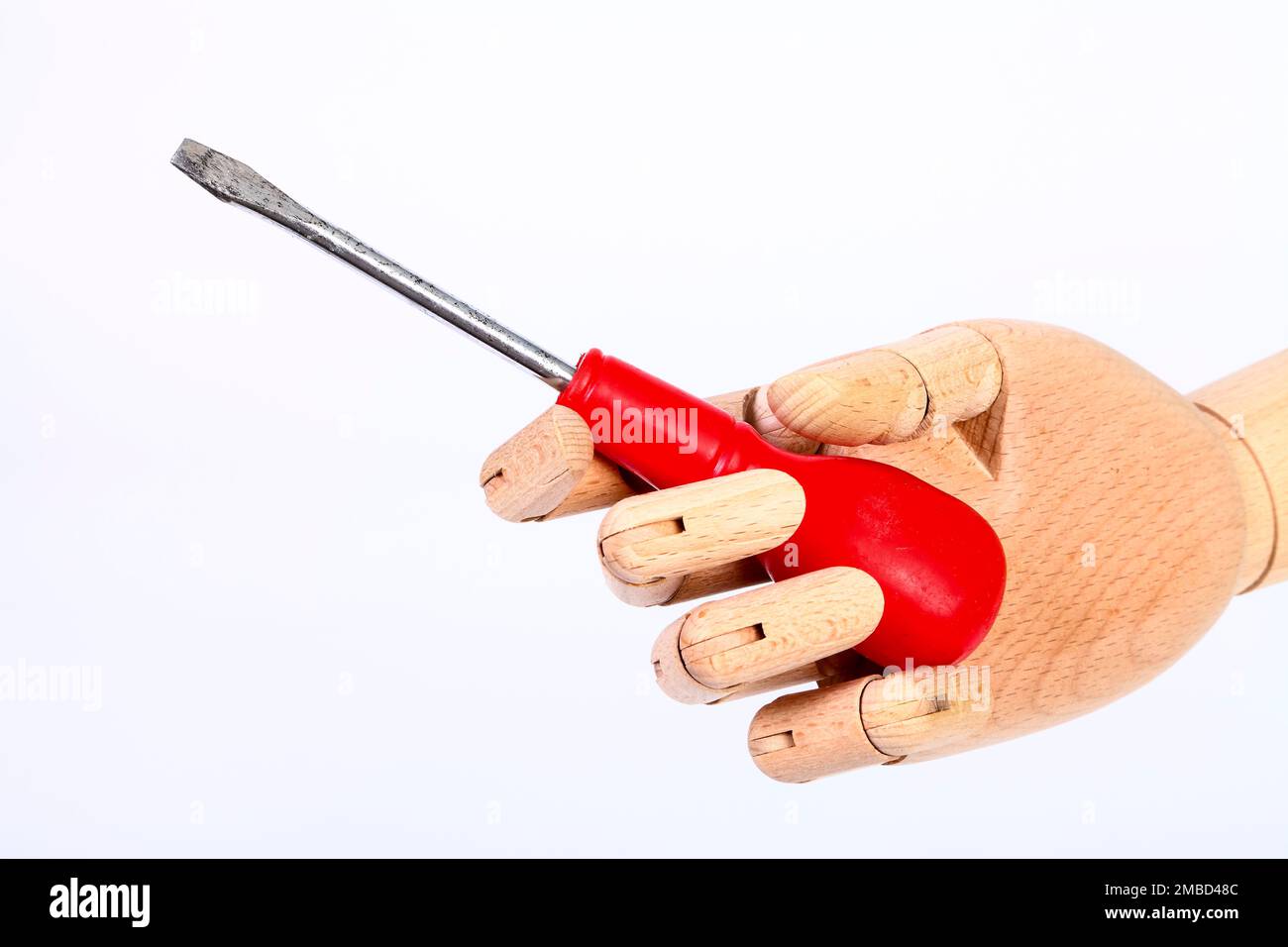 Holzhand mit einem Schlitzschraubendreher isoliert auf weißem Hintergrund Stockfoto