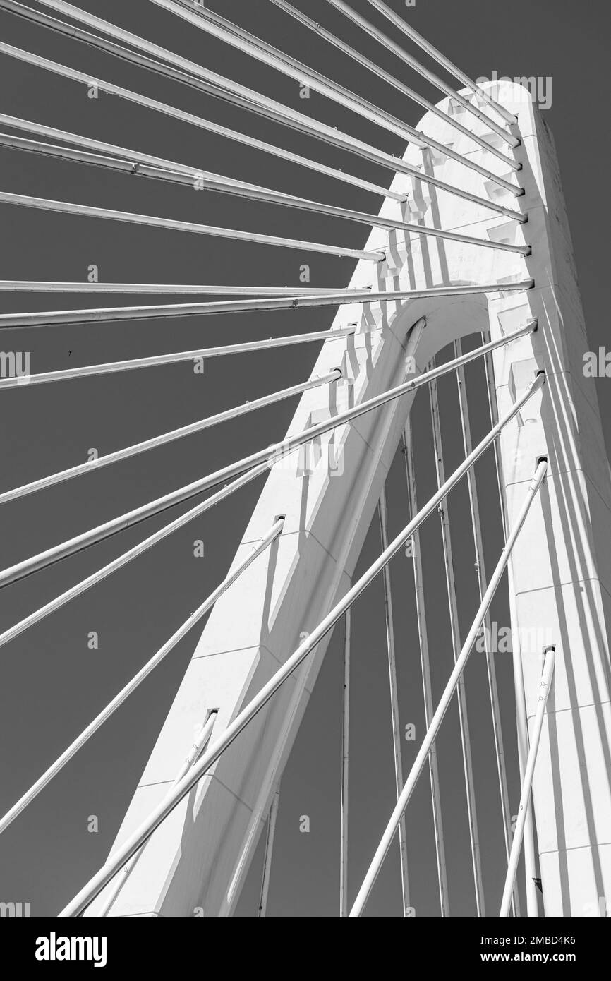 Ein abstraktes Bild der Metallkabel einer schwarz-weißen Nahaufnahme einer Hängebrücke Stockfoto