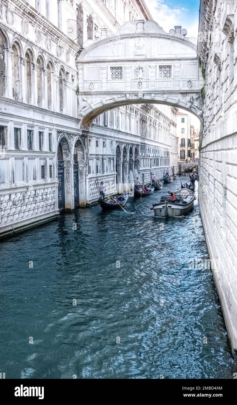 Venedig, Italien - 13. Juni 2016: Touristen machen eine Gondoliere-Fahrt durch die engen Wasserkanäle der Stadt Venedig. Stockfoto