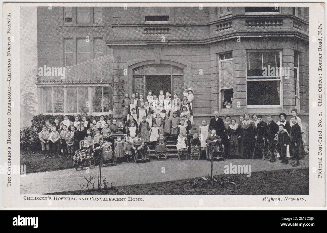 Kinderheim und Waisenhaus, Zweigstelle Chipping Norton: Kinderkrankenhaus und Erholungsheim. Postkarte mit einer Gruppe von Kindern und Kinderheimen vor dem National Children's Home (NCH) Grundstück „Penhurst“ auf der New Street, Chipping Norton. Einige der Kinder sitzen im Rollstuhl, andere stehen mit Krücken. Ein Foto von Righton, Newbury. Stockfoto