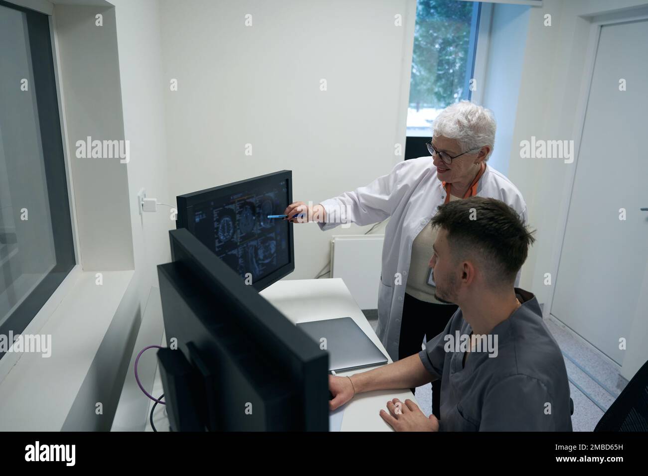 Kollegen Diagnostiker analysieren die Ergebnisse der MRT des Gehirns Stockfoto