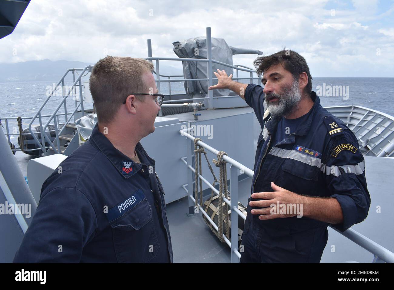 220614-N-N3764-1008 KARIBISCHES MEER (14. Juni 2022) Mineman 1. Klasse Luke Poirier, dem Kampfschiff USS Billings (LCS 15) der Freiheitsvariante zugeteilt, nimmt an einer Führung durch das französische Patrouillenschiff La Résolue (P734) Teil, nachdem eine Rettungs- und Hilfsübung während der Übung Caraibes 2022 durchgeführt wurde, 14. Juni 2022. Caraibes 2022 ist eine von Frankreich geleitete, kombinierte und gemeinsame Ausbildungsübung in der Karibik, bei der Marine-, Luft- und Landressourcen zum Einsatz kommen. Ziel dieser multinationalen Übung ist es, die Zusammenarbeit zwischen den regionalen Streitkräften und ihre kollektive Fähigkeit zur erfolgreichen Bereitstellung humanitärer Hilfe/Katastrophen zu fördern Stockfoto