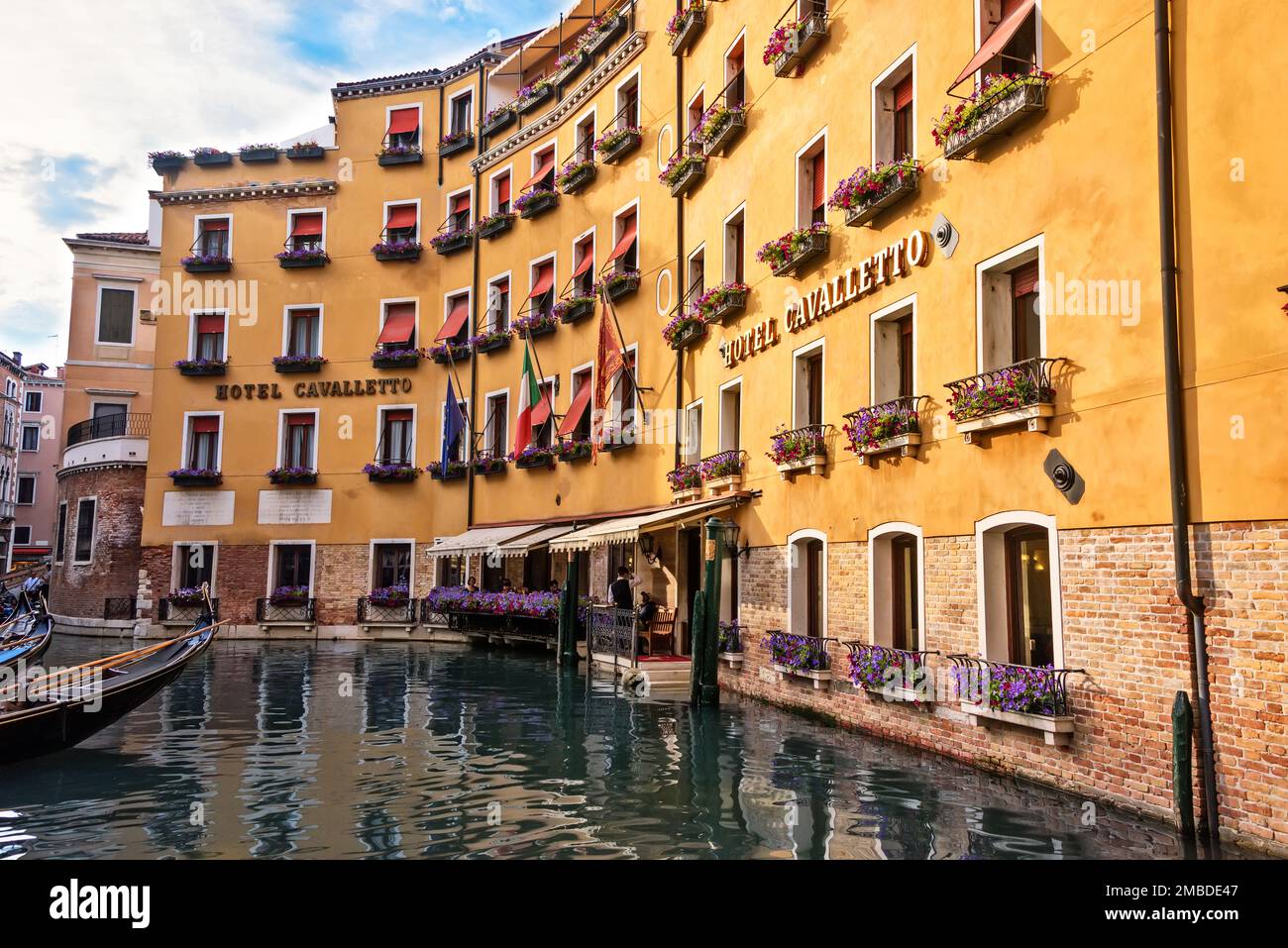 Venedig, Italien - 13. Juni 2016: Wasserkanal mit beliebtem Hotel, Hotel Cavalletto und Gondelfahrten für Gäste und Touristen in Venedig. Stockfoto