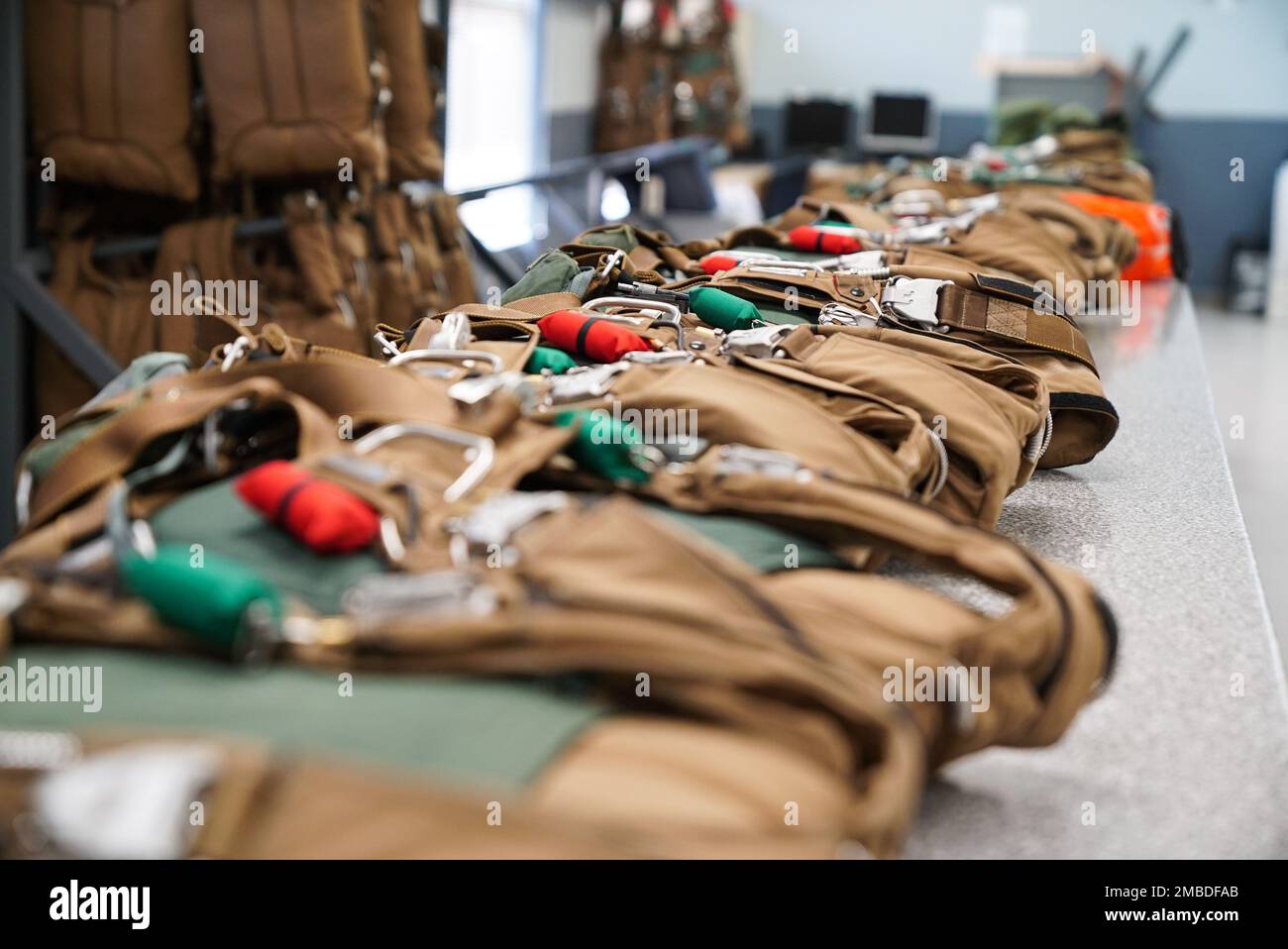 Spezialisten für Flugausrüstung der Flugbesatzung mit dem 1. Special Operations Support Squadron Pack flache Notfallschirme für Flugbesatzungsmitglieder, in Hurlburt Field, Florida, 14. Juni 2022. Der flache Fallschirm wurde entwickelt, um Leben zu retten. Jedes Paket ist mit einer persönlichen Absenkvorrichtung ausgestattet, um Flugbesatzungsmitglieder, die in Walddächern gelandet sind, sicher absenken zu können. Stockfoto