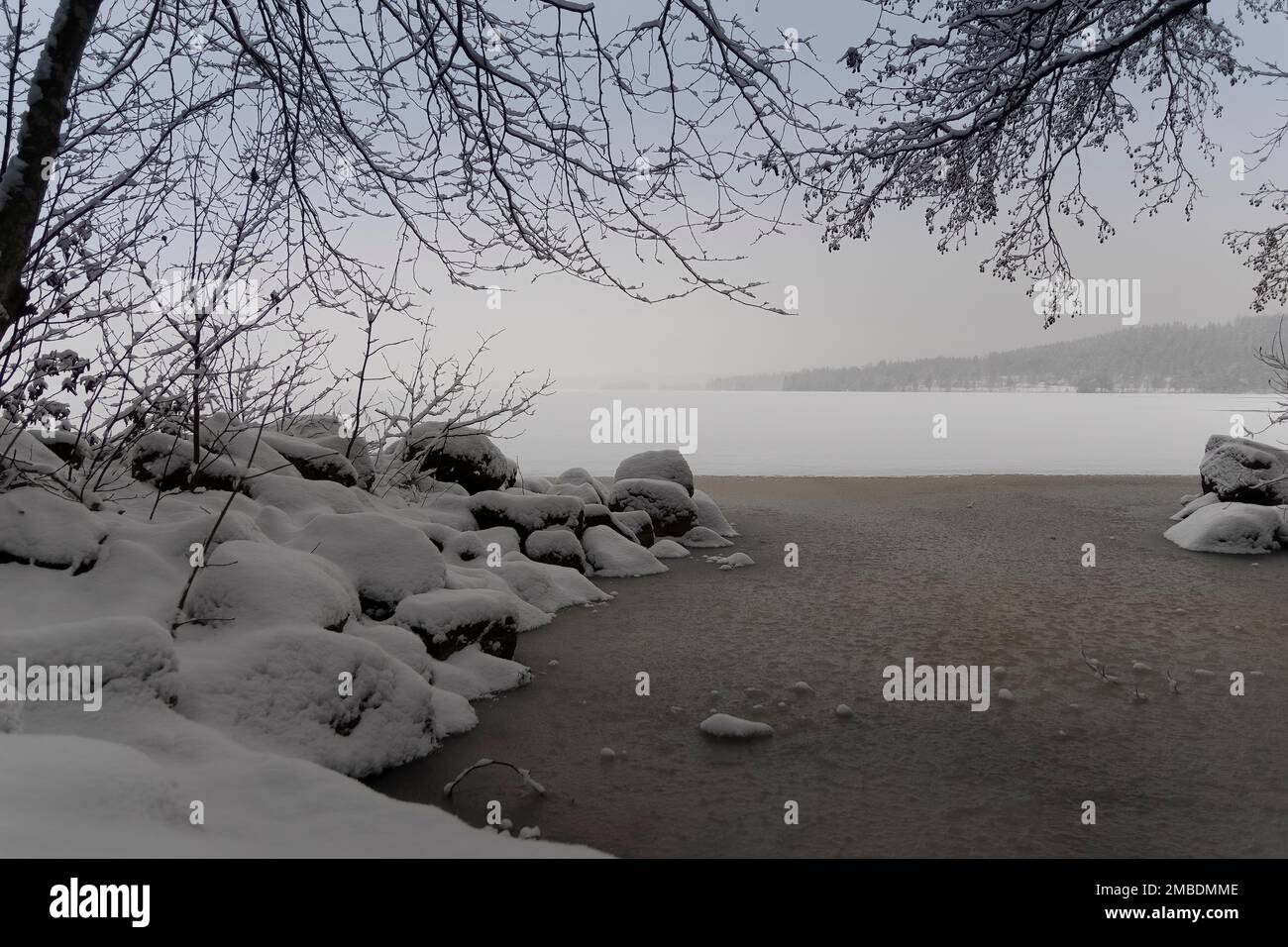 Wunderschöner Tag am Väsman-See in Ludvika Dalarna Schweden mit dem See bedeckt mit Eis und ohne Wind. Stockfoto