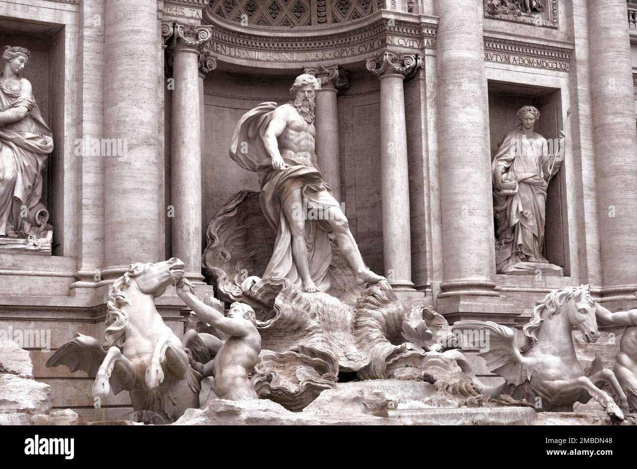 Oceanus, Abundanz und Gesundheit. Oceanus – unter dem Bogen im Zentrum des Trevi-Brunnens in Rom, Italien. Stockfoto