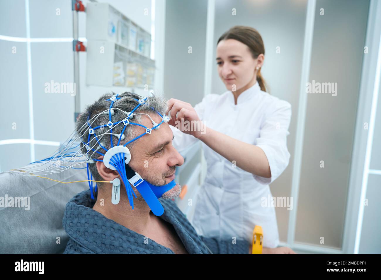 Der Mann in einem Krankenhauskleid wird im Krankenhaus untersucht Stockfoto