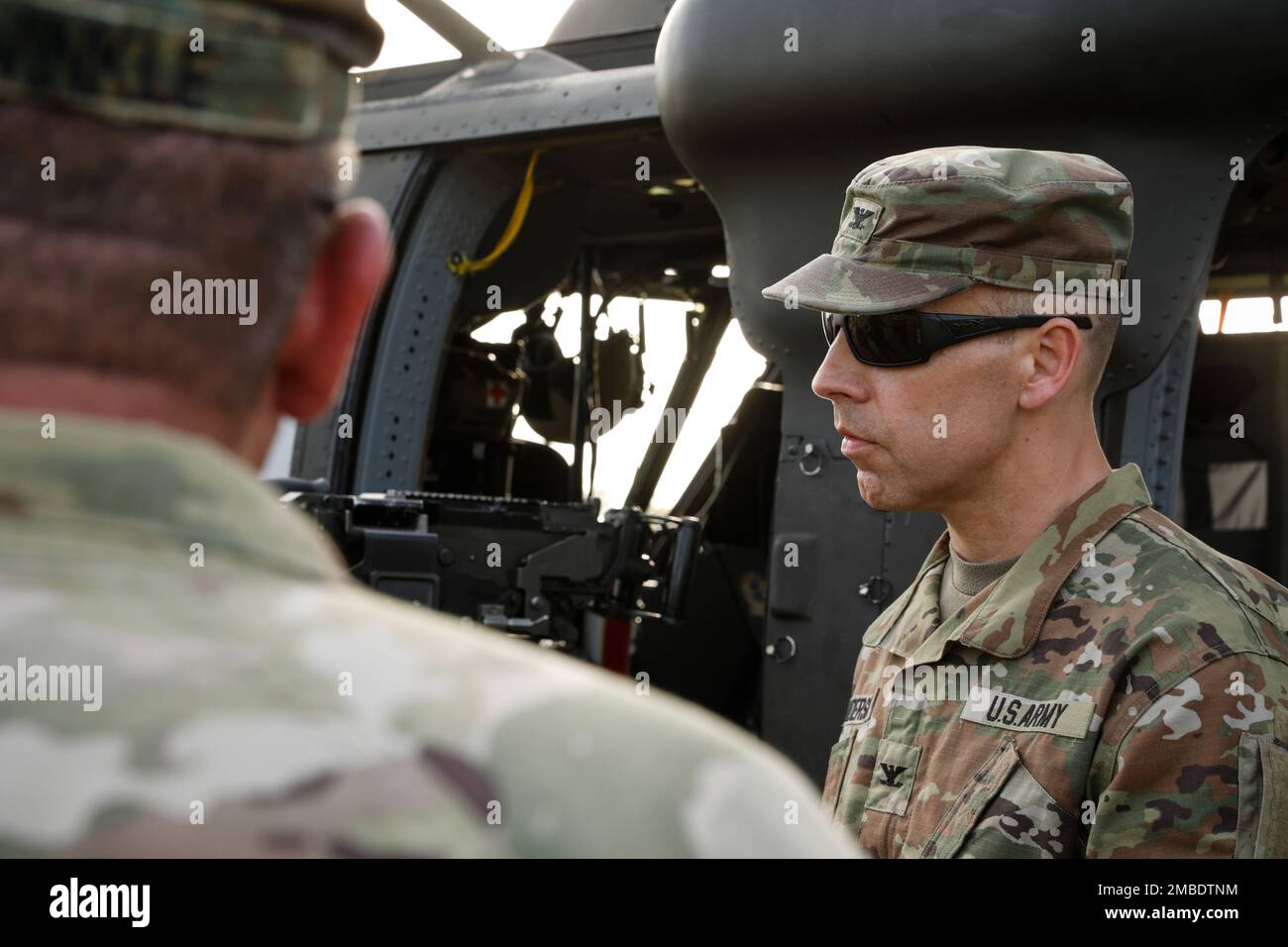 Oberst Michael Henderson, Stabschef der Nationalgarde von Arkansas, und Kommandoleiter Major Paul Winkle, Oberkommandosleiter Major, erhalten eine Waffenbesprechung während des Annual Training im Fort Chaffee Joint Manuever Training Center am 14. Juni 2022. Stockfoto