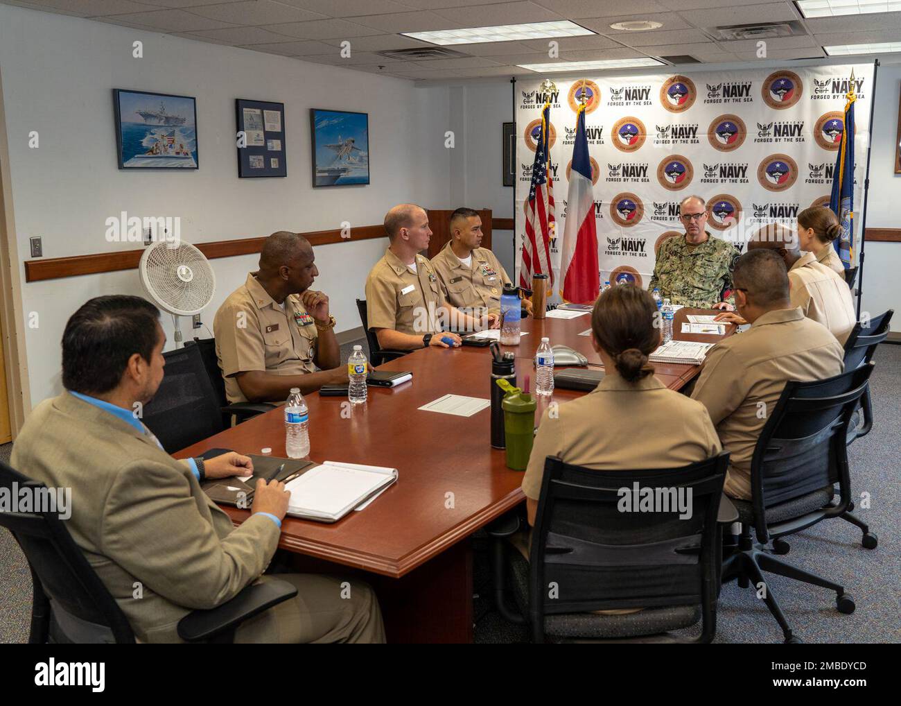 220614-N-XY052-1009: SAN ANTONIO – (14. Juni 2022) Konteradmiral Scott W. Rustin, stellvertretender Befehlshaber der Naval Education and Training Command, trifft sich während seines Besuchs in Texas mit der Führung der NTAG San Antonio. Stockfoto