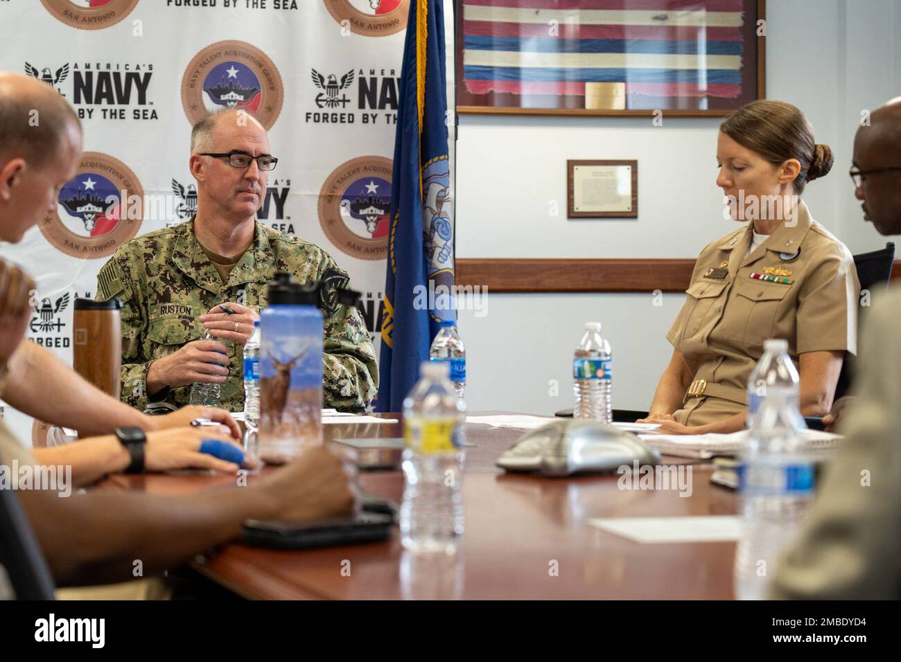 220614-N-XY052-1015: SAN ANTONIO– (14. Juni 2022) kommandierender Offizier der NTAG San Antonio, CDR Stephanie Simoni, unterrichtet Rear ADM Scott W. Rustin, stellvertretender Befehlshaber des Kommandos für Ausbildung und Ausbildung der Marine während seines Besuchs in Texas. Stockfoto