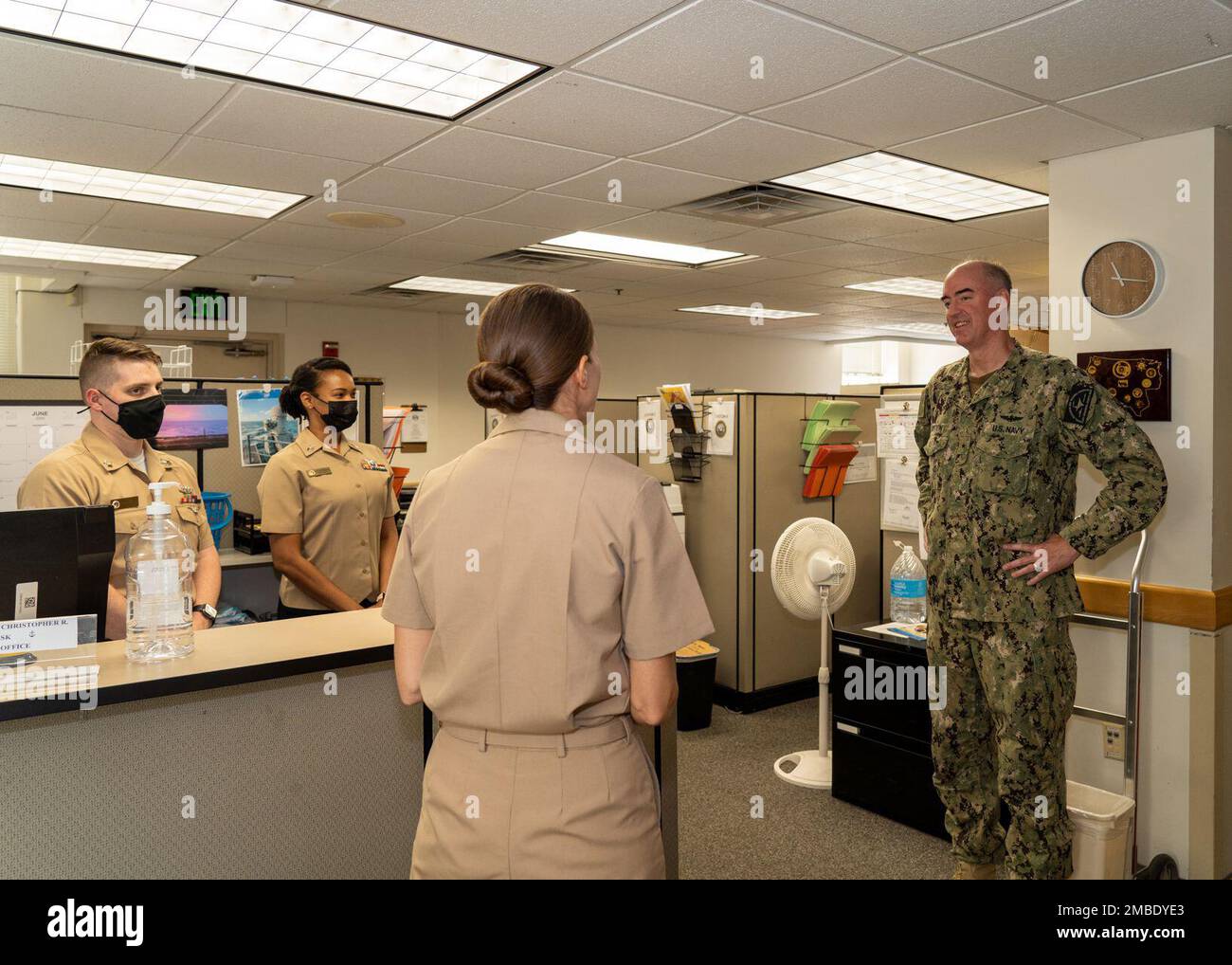 220614-N-XY052-1054: SAN ANTONIO– (14. Juni 2022) der kommandierende Offizier der NTAG San Antonio, CDR Stephanie Simoni, stellt Fond ADM vor. Scott W. Rustin, stellvertretender Befehlshaber des Naval Education and Training Command, stellt Seeleuten auf der Seite der Military Entry Processing Station des Hauptquartiers vor. Stockfoto