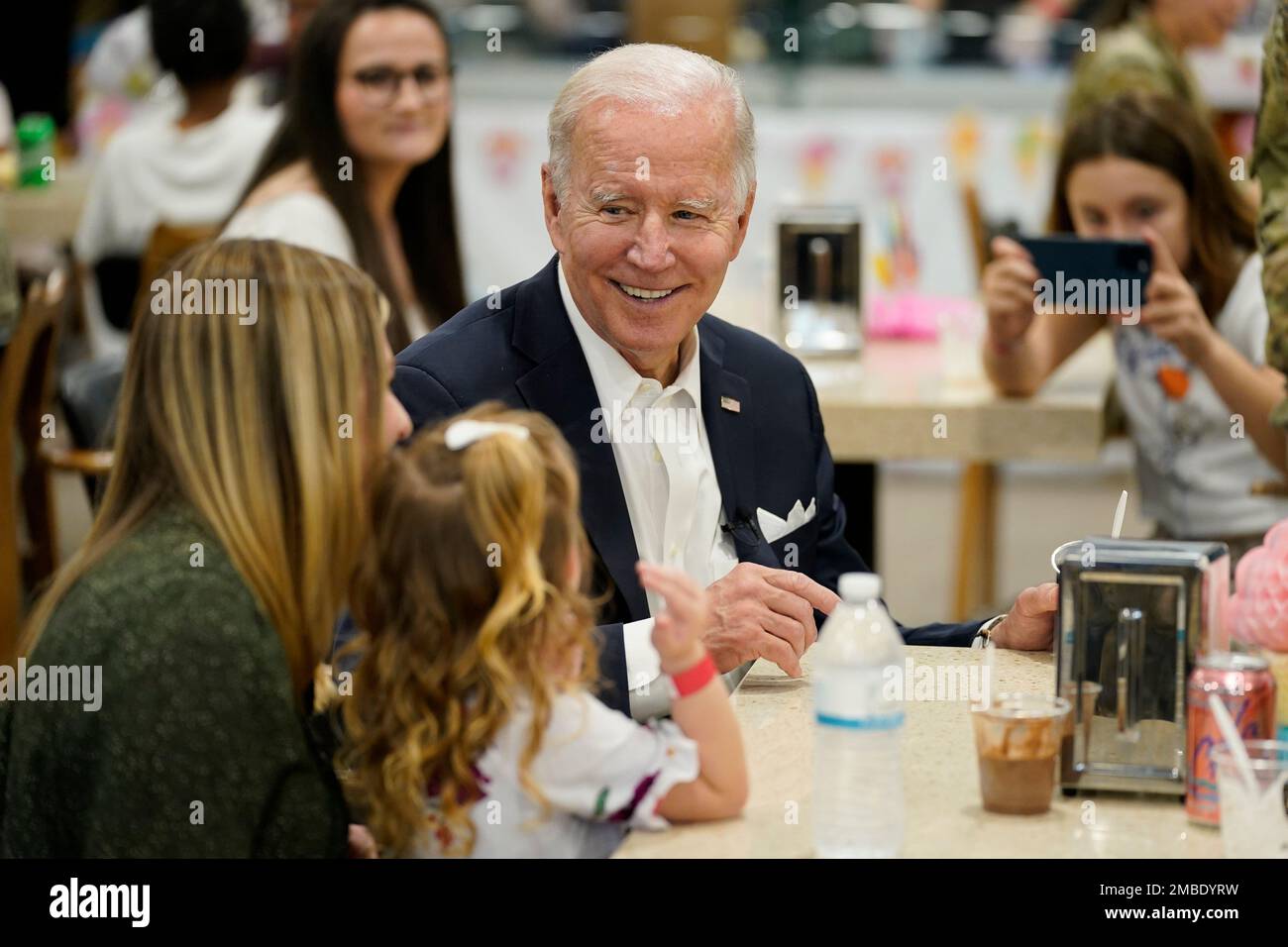 U.S. President Joe Biden, center, meets with American service members and their family at Osan Air Base, Sunday, May 22, 2022, in Pyeongtaek, South Korea. (AP Photo/Evan Vucci) Stockfoto