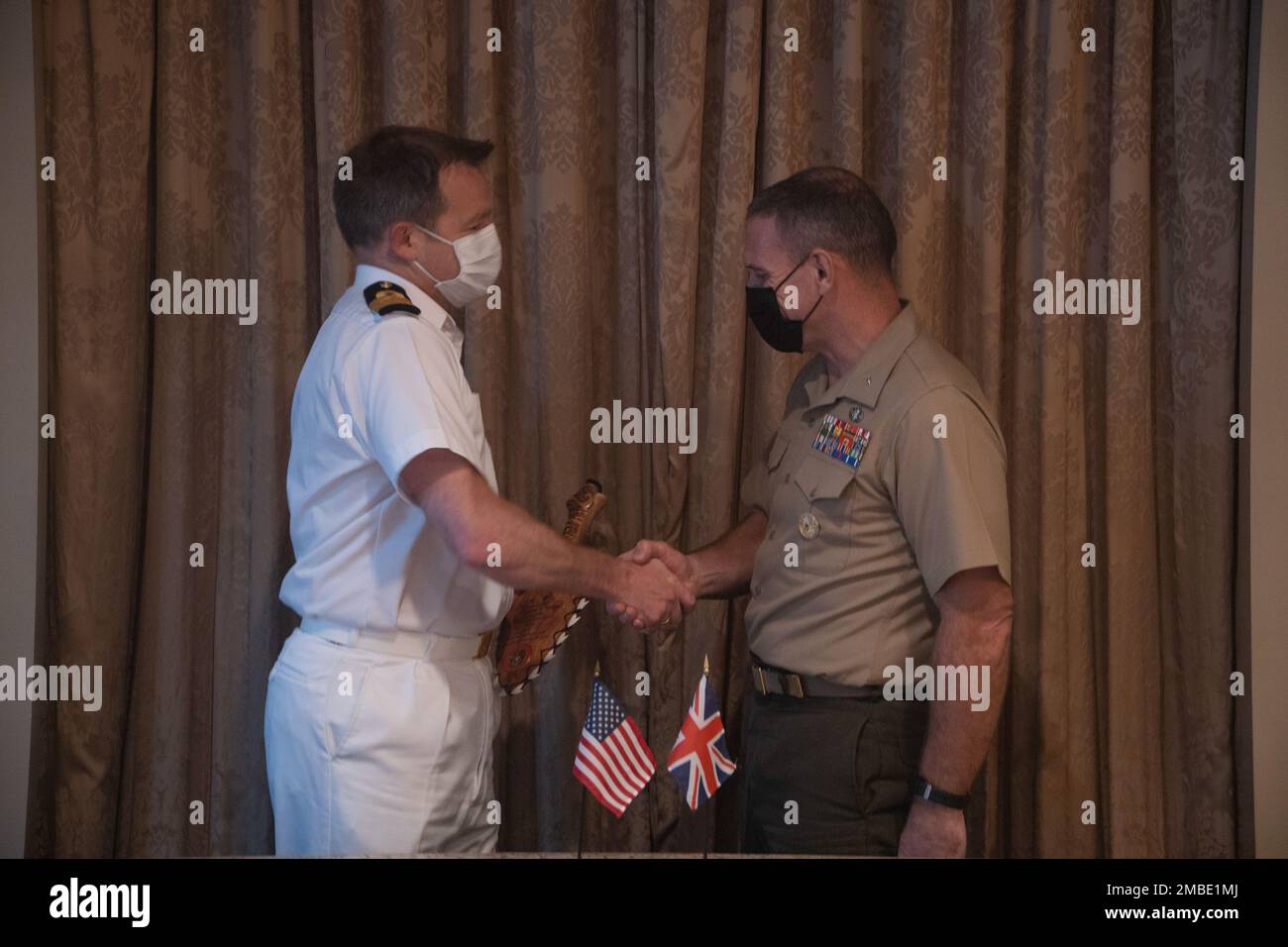 USA Marinekorps Brigade. General Joseph R. Clearfield, stellvertretender Befehlshaber der USA Marine Corps Forces, Pacific, überreicht ein Geschenk an den Royal Navy Commander. Andrew Norgat, während eines bilateralen Treffens bei der achten Iteration des Pacific Amphibious Leaders Symposium, Tokio, Japan, 15. Juni 2022. PALS besteht aus Diskussionen und Präsentationen, die einen sinnvollen dialog über Schlüsselaspekte des Amphibienbetriebs, der Entwicklung von Fähigkeiten, der Krisenreaktion und der Interoperabilität ermöglichen. Auf dem diesjährigen Symposium kamen hochrangige Führungskräfte aus 18 teilnehmenden Delegationen zusammen, die sich für ein freies und offenes Indo-Pac einsetzen Stockfoto