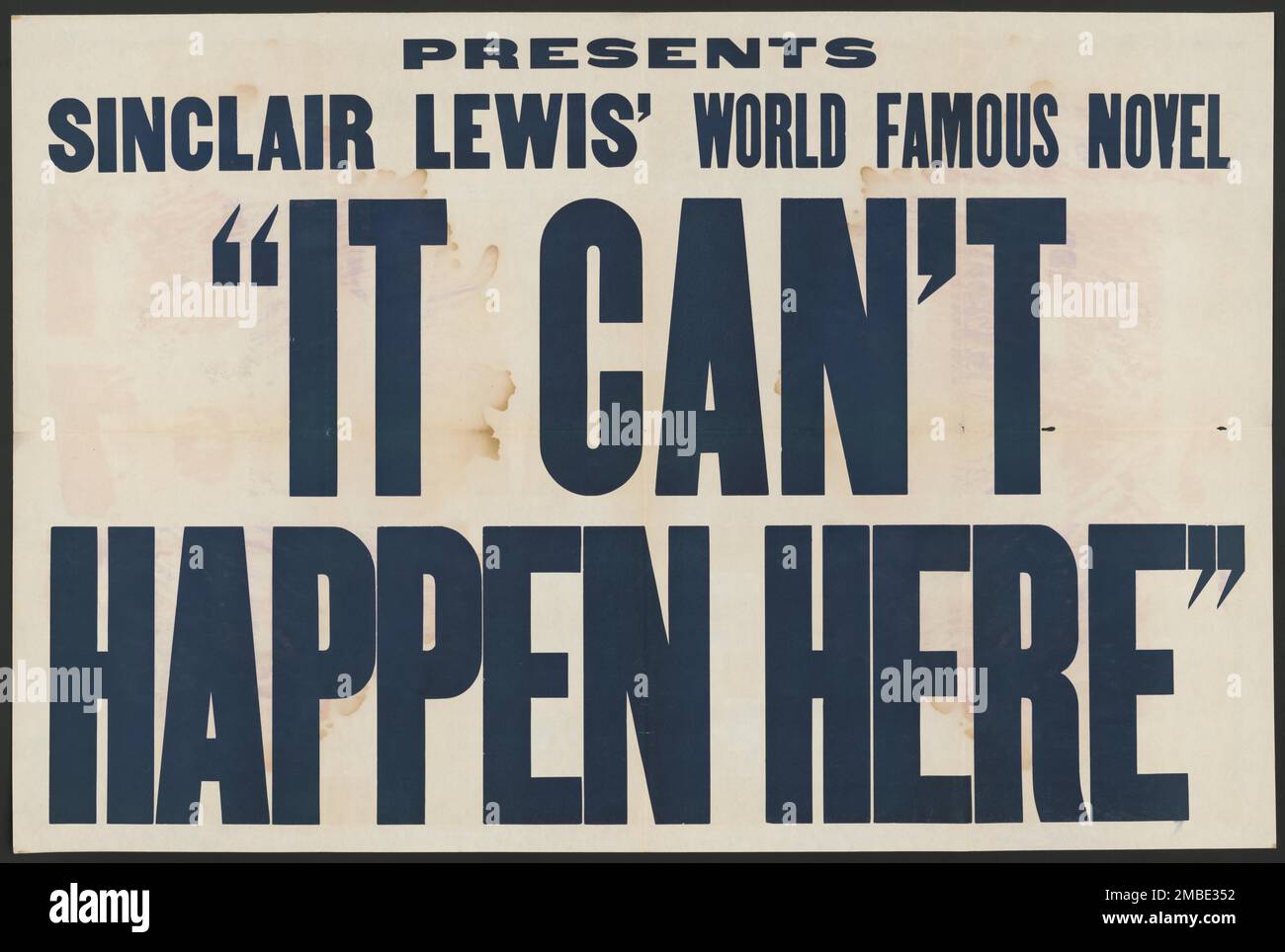 Das kann hier nicht passieren, [193-]. "...Sinclair Lewis' weltberühmter Roman "Es kann hier nicht passieren"". Das Stück wurde nach einem dystopischen politischen Roman über den Aufstieg eines US-Diktators von Sinclair Lewis angepasst. Das Federal Theatre Project, das von den USA ins Leben gerufen wurde Works Progress Administration im Jahr 1935 wurde entwickelt, um die Fähigkeiten von Theaterarbeitern zu erhalten und weiterzuentwickeln, sie mit öffentlicher Unterstützung wieder zu beschäftigen und um das Theater Tausenden in den Vereinigten Staaten zu bringen, die noch nie zuvor Live-Theateraufführungen gesehen hatten. Stockfoto
